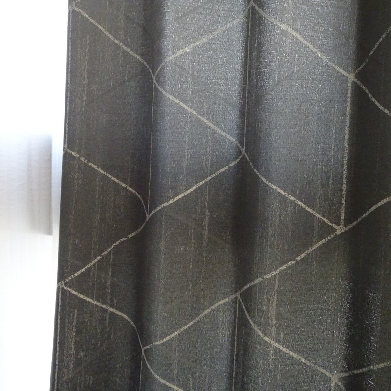 クールな色と幾何柄の組み合わせ 光を通すジャガードカーテン ロック ライン Gry グレー カーテン 好きな色で選ぶ グレー ララカーテン