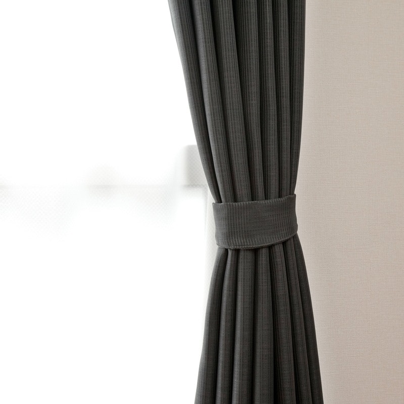 防炎＞細かいストライプ柄の遮光1級カーテン【フーダ BK】ブラック