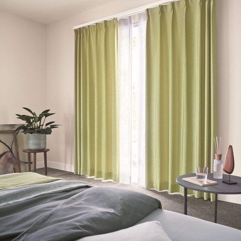 光沢感がモダンな印象を演出するシンプルな無地遮光3級カーテン【SI