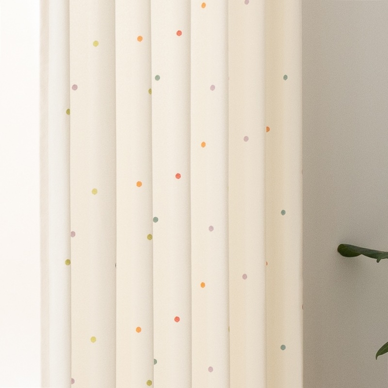 遮光カラフルドット模様カーテン 刺繍で表現したカラフルなドット柄のお部屋に光をとりこむ非遮光