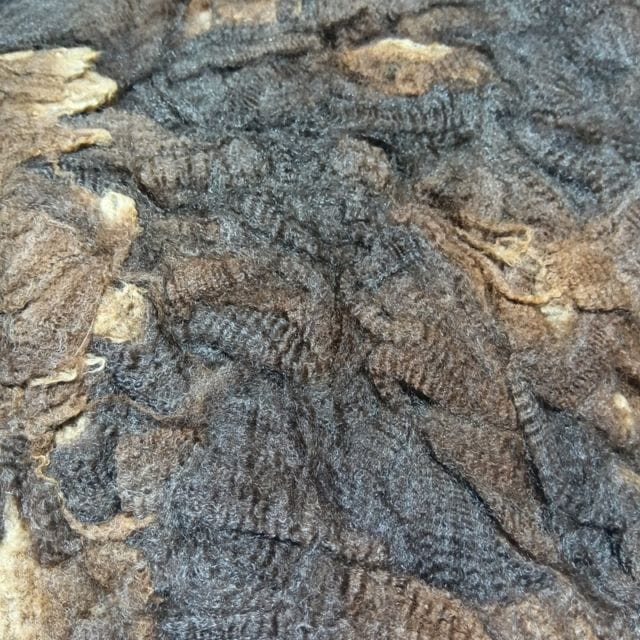 コリデール　ブラック２（こげ茶）　グリージーウール　1.6Kg  ＜紡毛 紡ぎ 染め 羊毛 フェルト＞