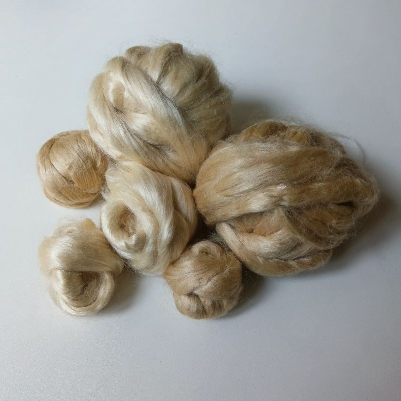 タッサーシルクスライバー　お得な140g　お色いろいろ＜紡毛 紡ぎ 染め 羊毛 フェルト ashford＞