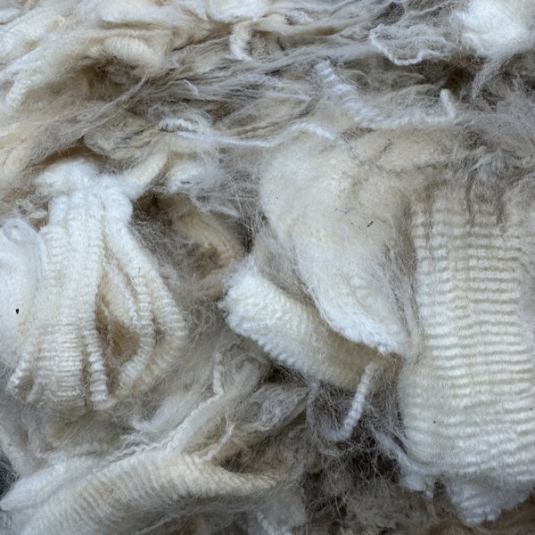 メリノ ホワイト グリージーウール 300g<紡毛 紡ぎ 染め 羊毛 フェルト>
