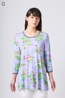 No.625538　オシャレに体型カバーが楽しめる小花とロゴが可愛いAラインTシャツ|Ｔシャツ|セール