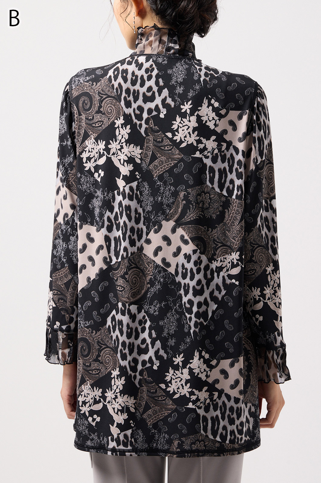 ★伊太利屋★M★白地に黒灰色豹柄スカートスーツ★上着中綿有★品良くかっこよく素敵 ☆伊太利屋☆M☆白地に黒灰色豹柄スカートスーツ☆上着中綿有☆品良く