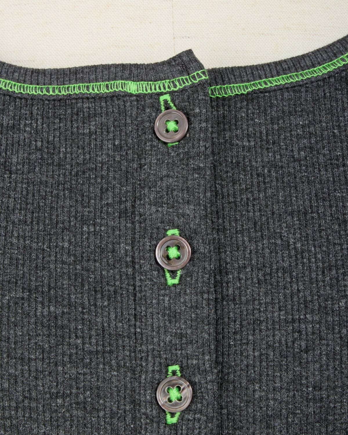 刺繍ヘンリーネックタンクトップ