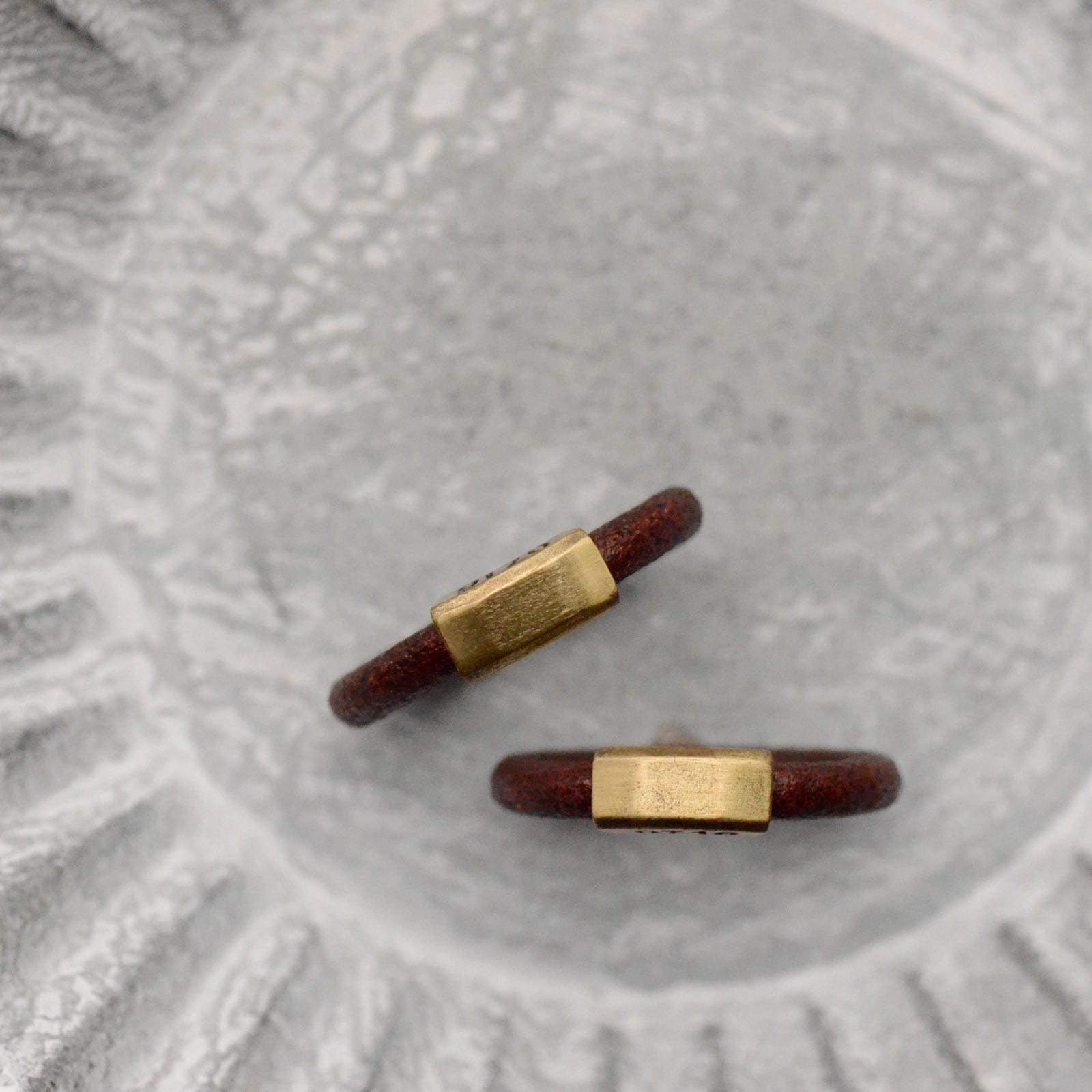 イタリアンレザーとアンティークブラスのペアリング klr001