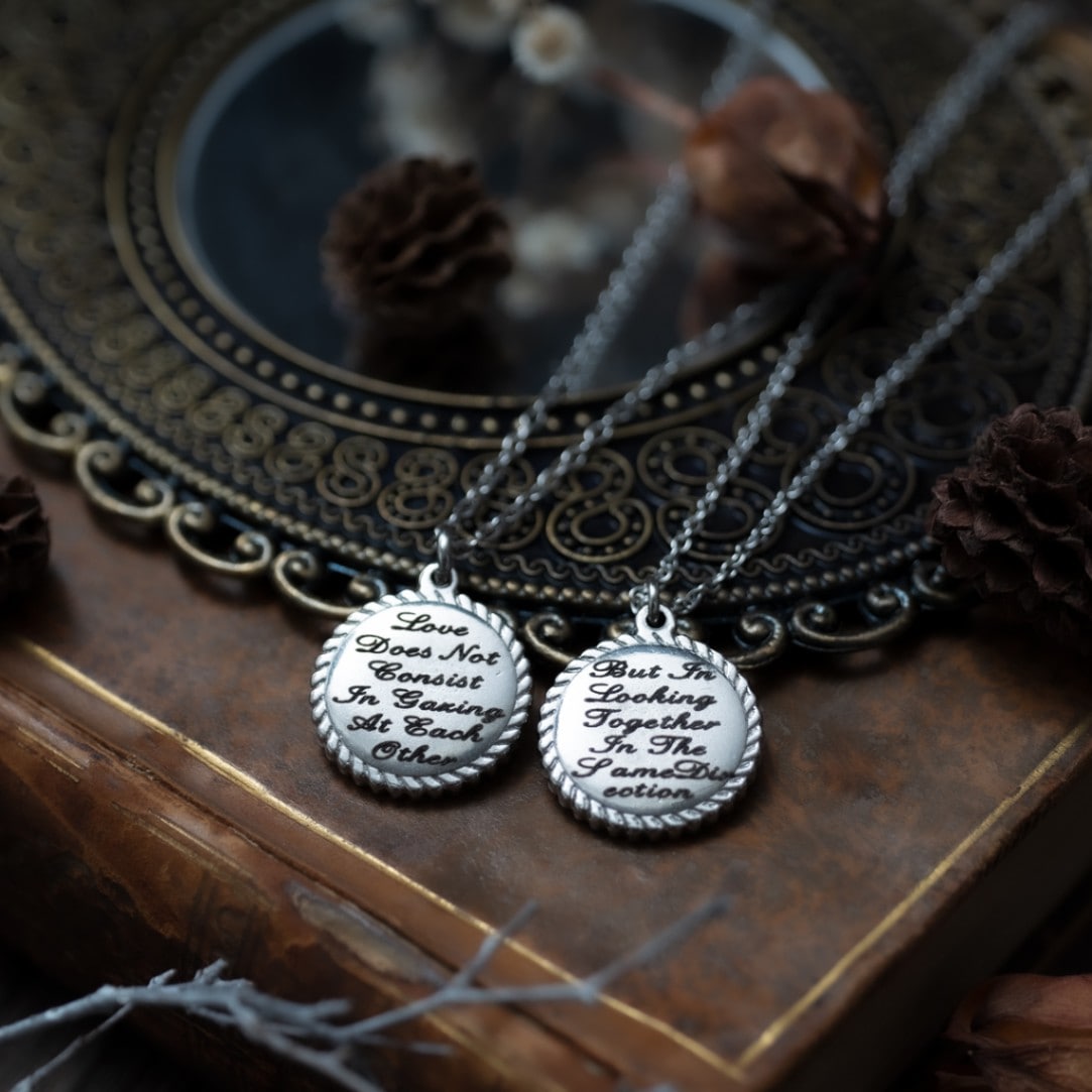 愛の名言を閉じ込めたクラシカルなペアネックレス アレルギーフリー サン・テグジュペリ opp00076  アレルギー対応