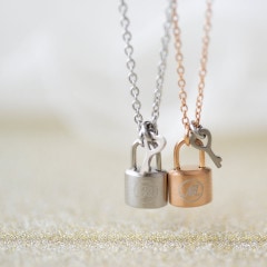 パドロック&キー 南京錠のペアネックレス イニシャル彫刻 opp00087 つけっぱなし アレルギー対応|ペアネックレス