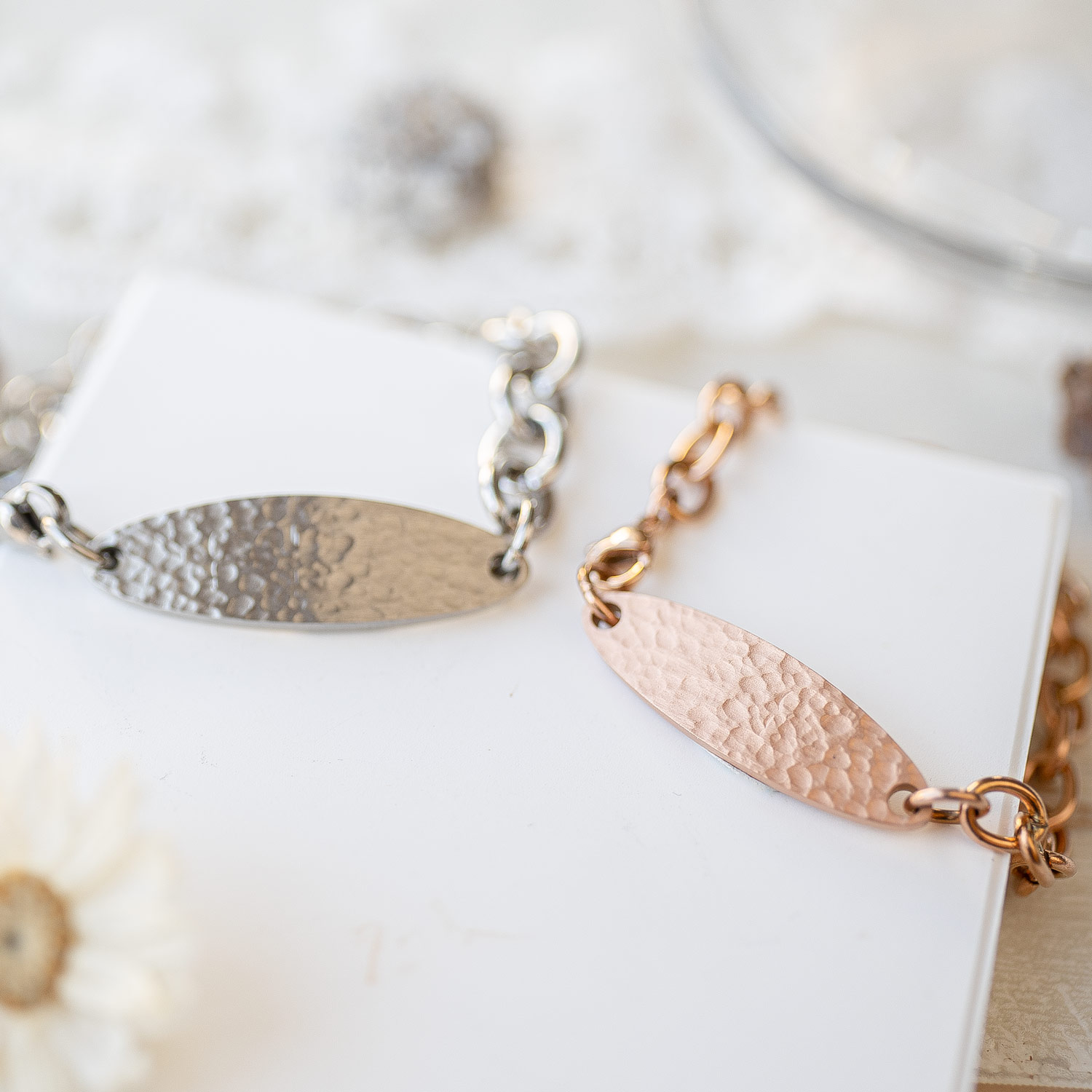 ビッグ・オーバル テクスチャープレートのペアブレスレット イニシャル・記念日彫刻　klb068 つけっぱなしok アレルギー対応