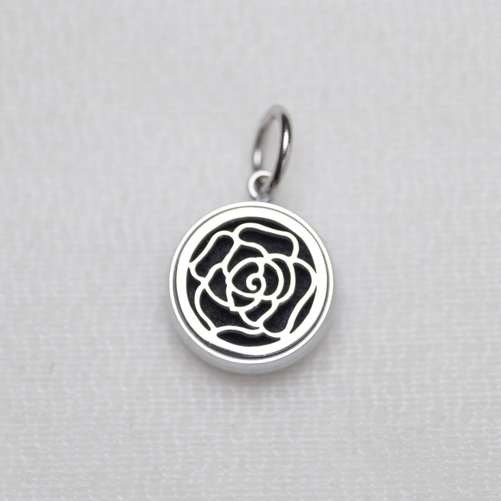 【単品チャーム1つ】アロマディフューズチャーム イニシャル・記念日彫刻 アレルギー対応 つけっぱなしok otc008