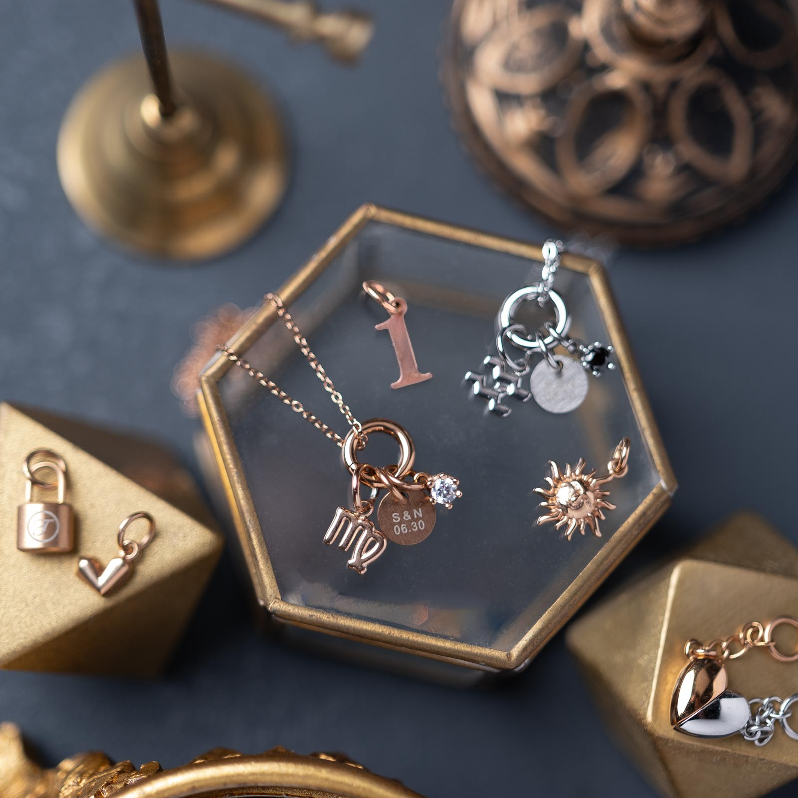 カスタマイズして好みのスタイリングが楽しめる チャーム+（プラス） ペアネックレス イニシャル・記念日彫刻 つけっぱなしok opp00107