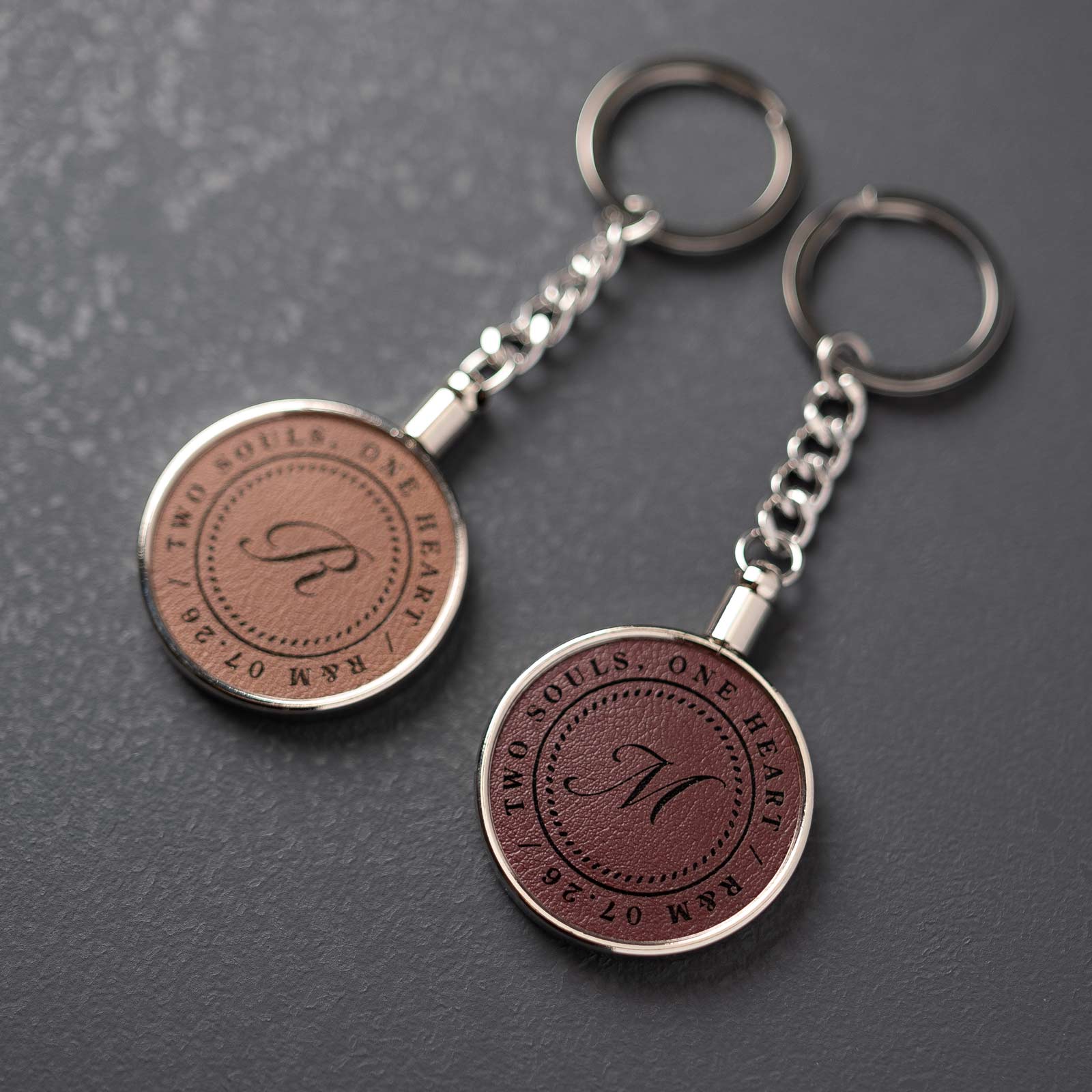 イニシャル・シグネット・メダリオン ペアキーホルダー kla065 ｜刻印無料