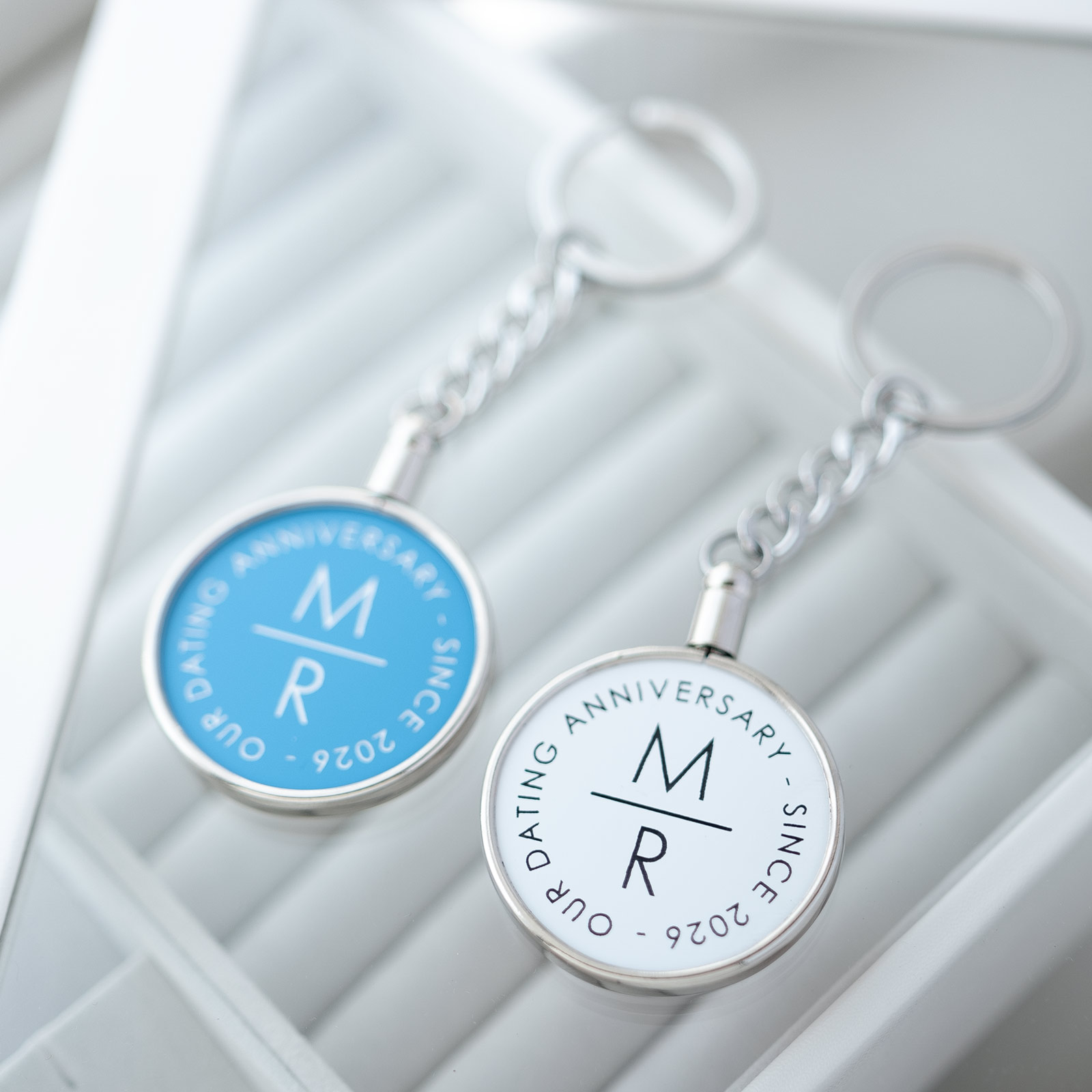 イニシャル＆アニバーサリー・メダリオン ペアキーホルダー kla069 ｜刻印無料