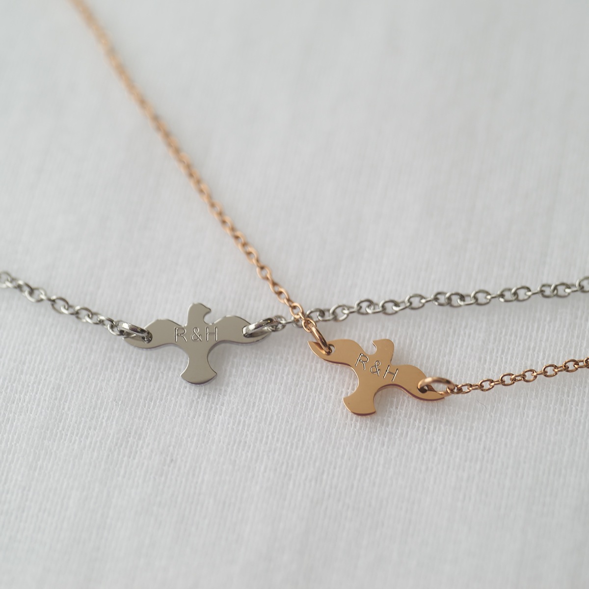 幸運の小さなハト カップルバードのネックレス/ブレスレット/アンクレット イニシャル彫刻 ステンレス opp00070  つけっぱなしok アレルギー対応