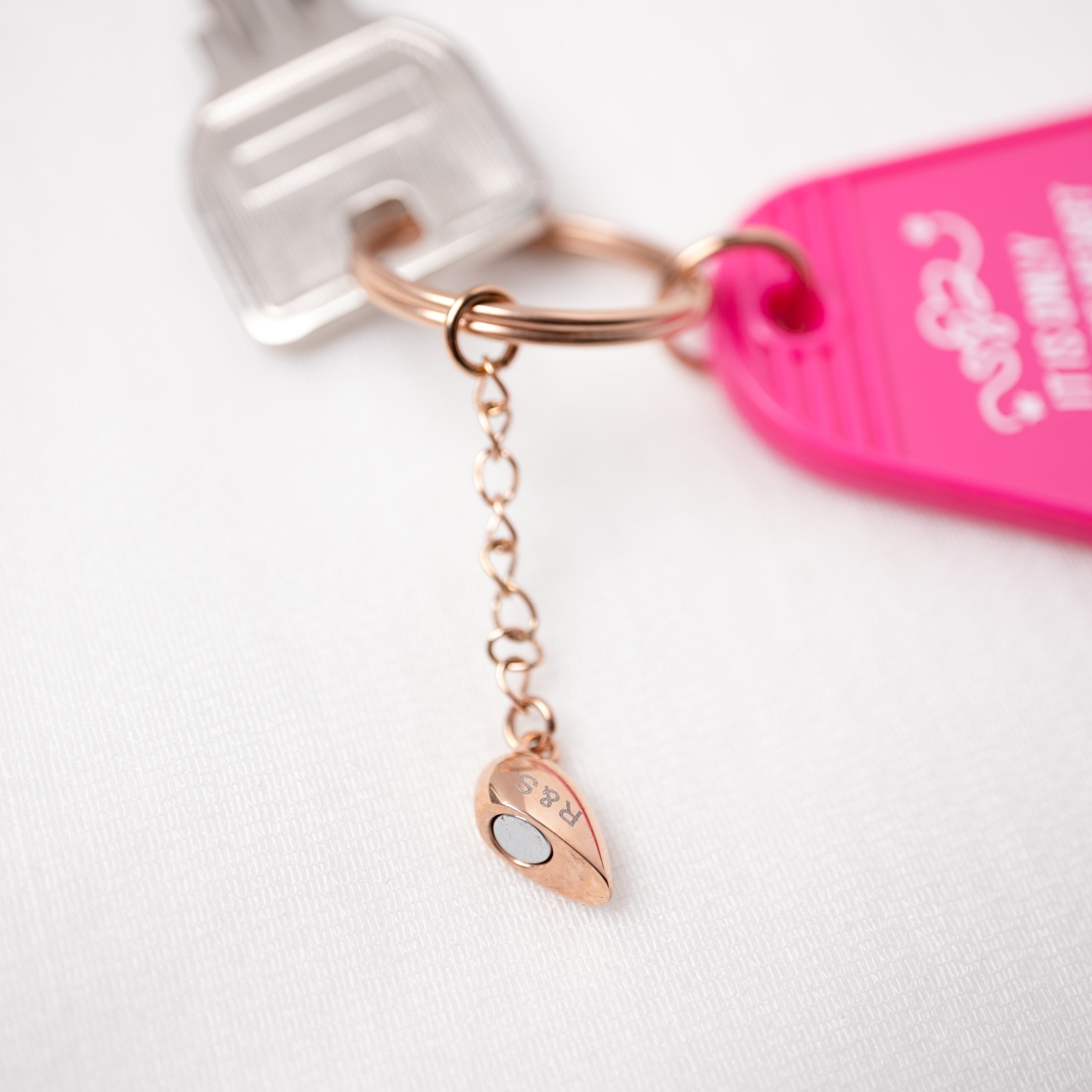 【ペアキーホルダー】 フランスの作家　サンテグジュペリのキーホルダー kla049