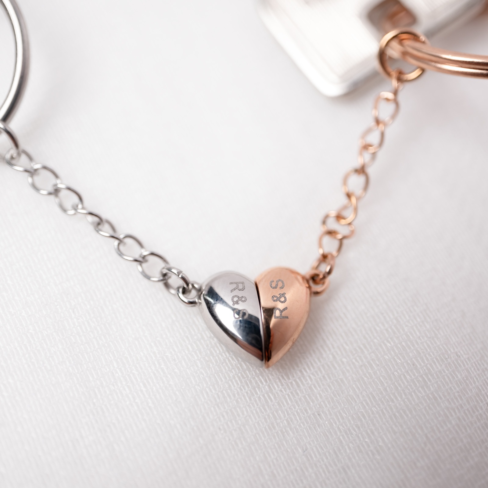 【ペアキーホルダー】 フランスの作家　サンテグジュペリのキーホルダー kla049