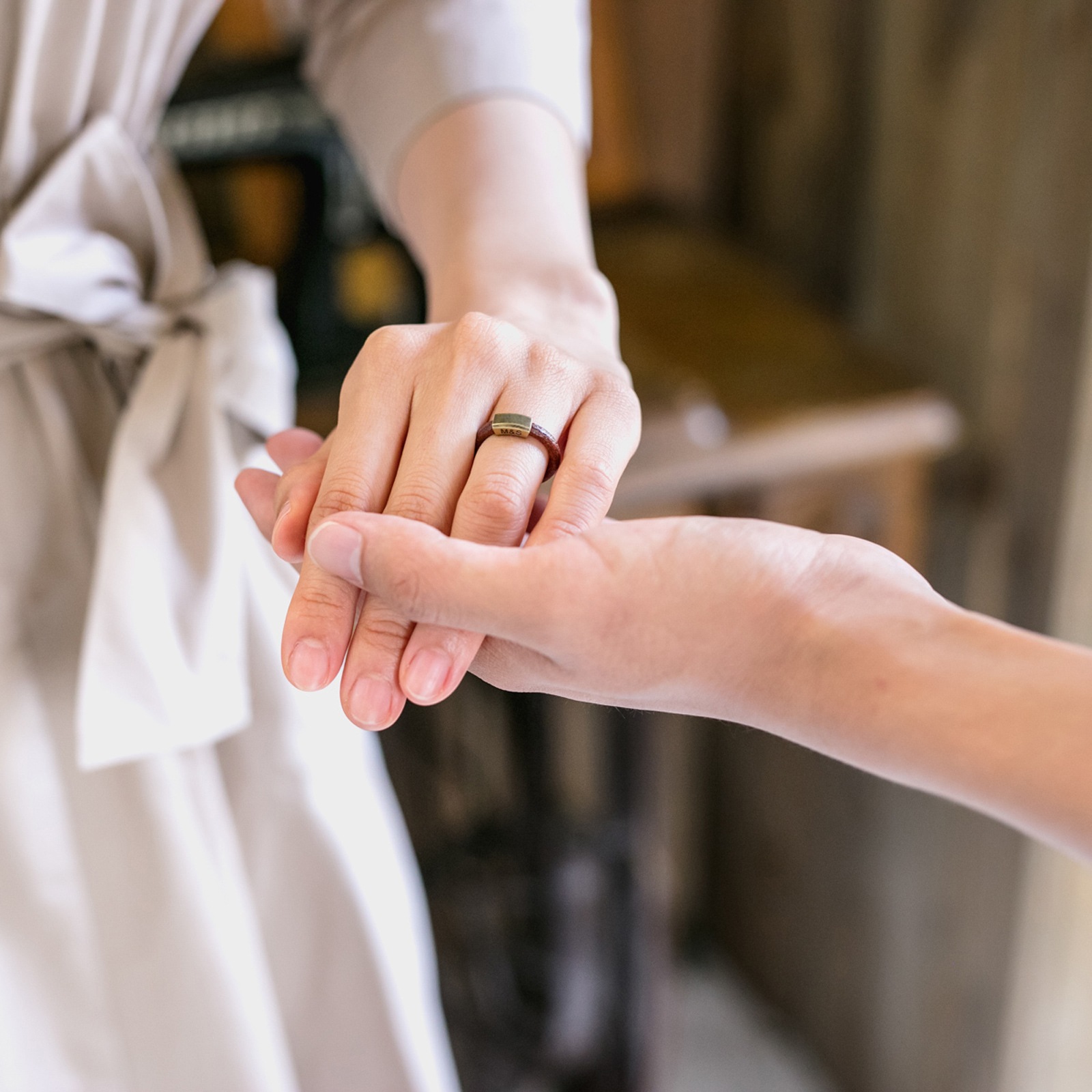 イタリアンレザーとアンティークブラスのペアリング klr001