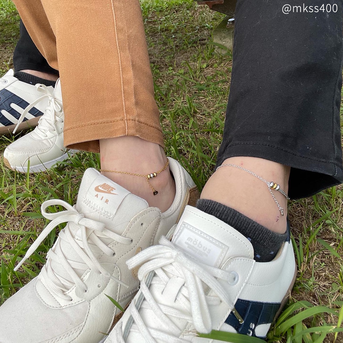 スライダービーズとミニチャームのペアアンクレット サイズフリー ステンレス イニシャル彫刻 klb049 アレルギー対応