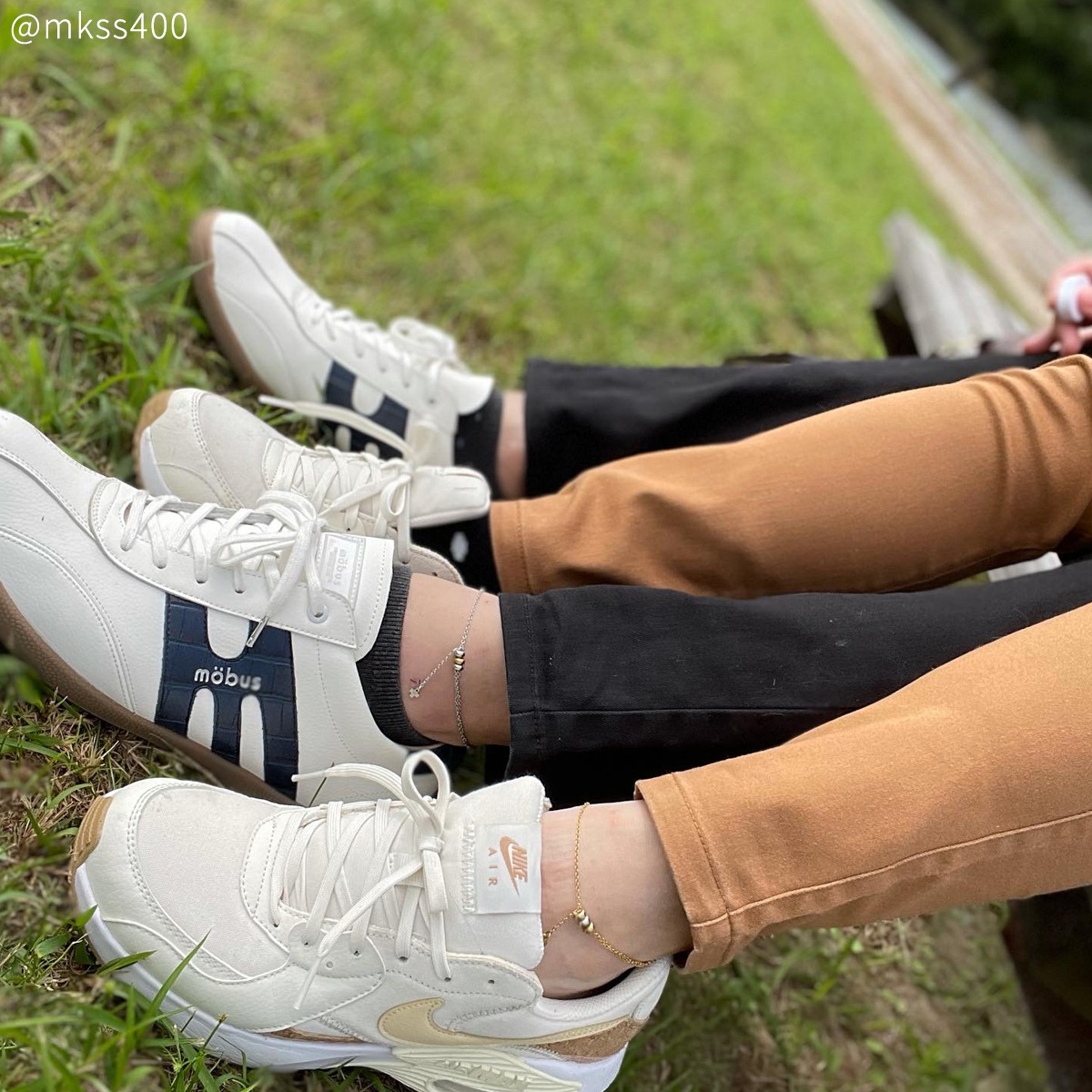 スライダービーズとミニチャームのペアアンクレット サイズフリー ステンレス イニシャル彫刻 klb049 アレルギー対応