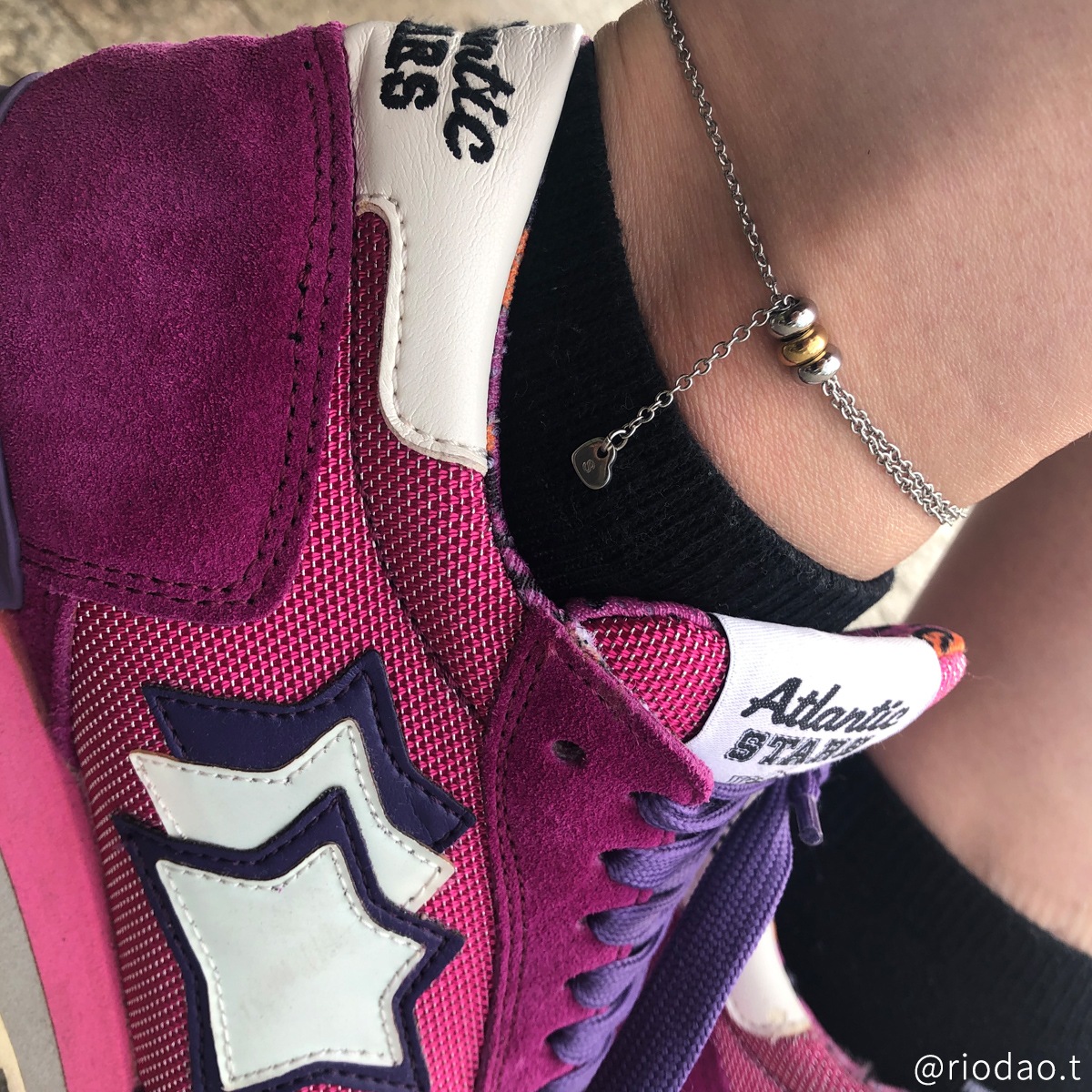 スライダービーズとミニチャームのペアアンクレット サイズフリー ステンレス イニシャル彫刻 klb049 アレルギー対応