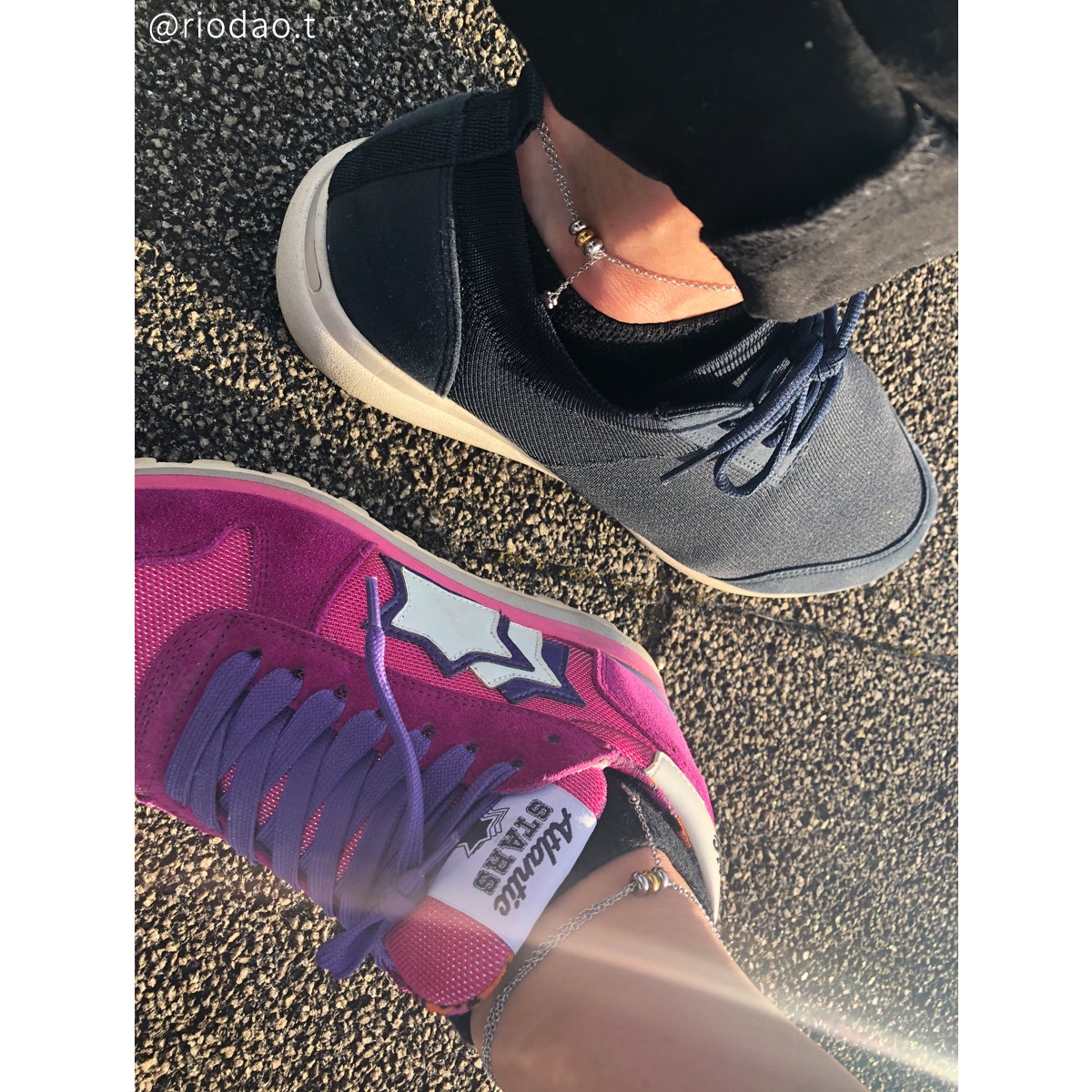 スライダービーズとミニチャームのペアアンクレット サイズフリー ステンレス イニシャル彫刻 klb049 アレルギー対応