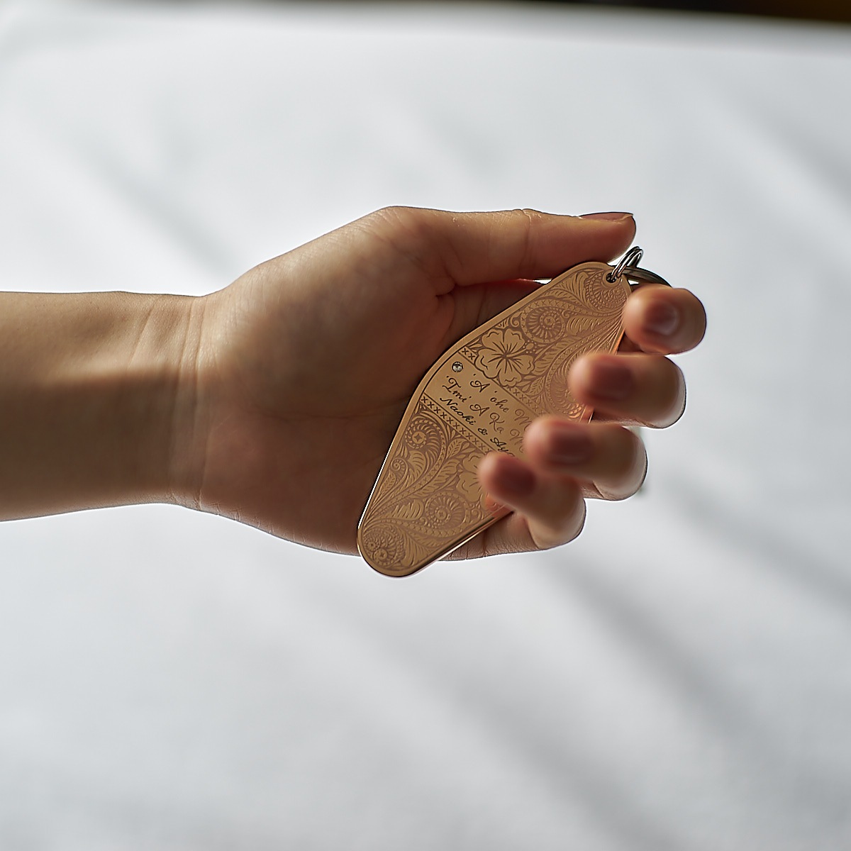 【ペア キーホルダー】 ホテル ルームキータイプの重厚ハワイアン・キーホルダー kla043 