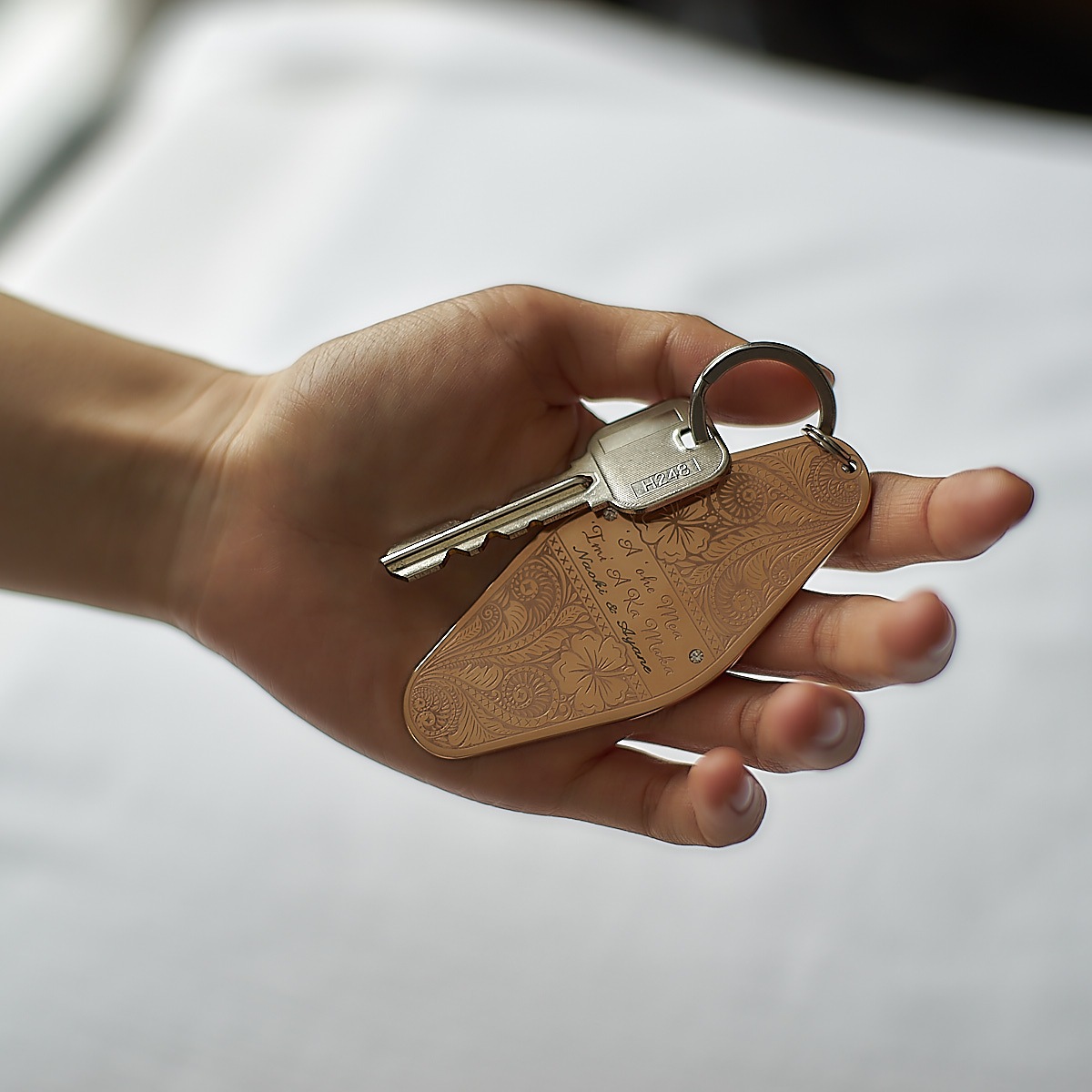 【ペア キーホルダー】 ホテル ルームキータイプの重厚ハワイアン・キーホルダー kla043 