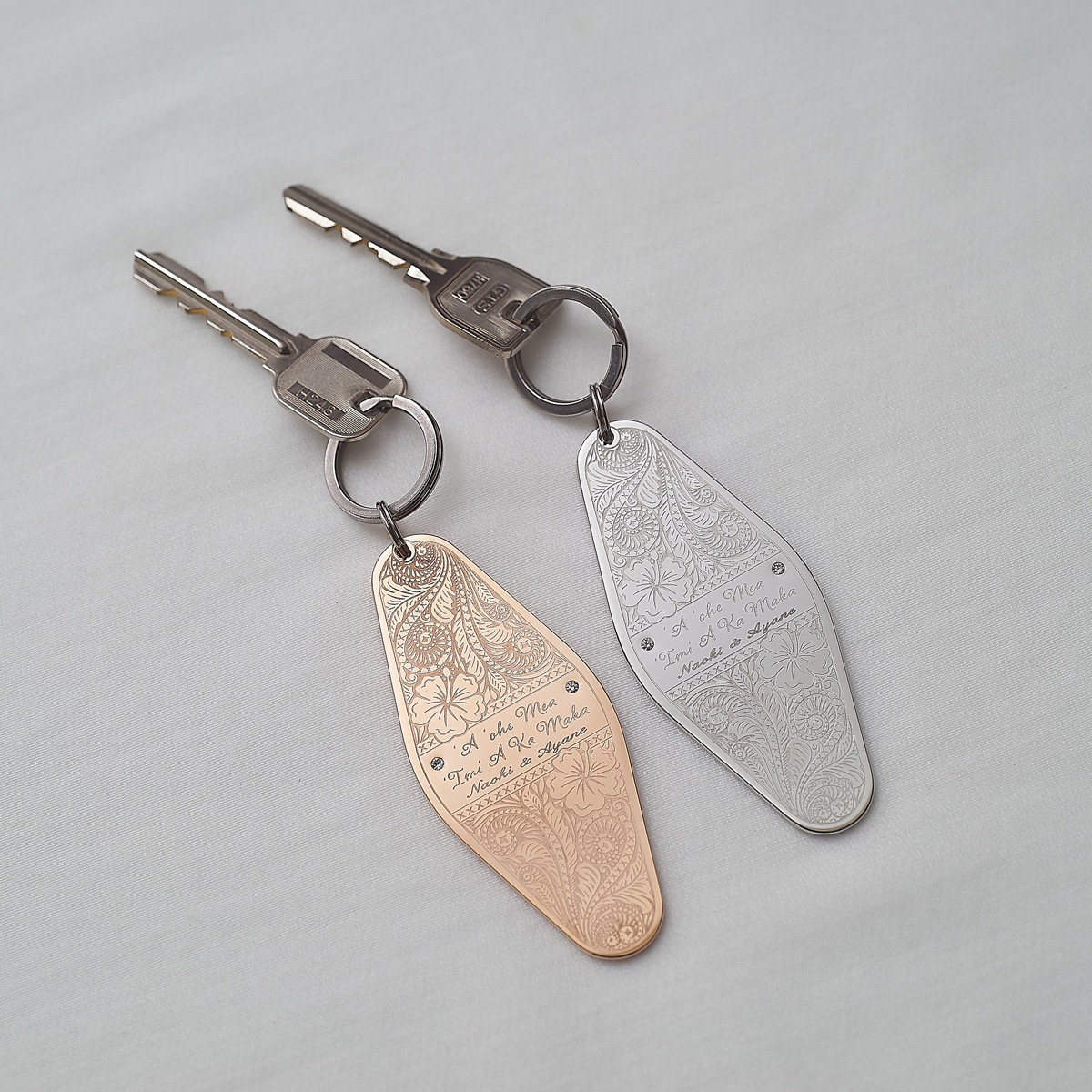 【ペア キーホルダー】 ホテル ルームキータイプの重厚ハワイアン・キーホルダー kla043 