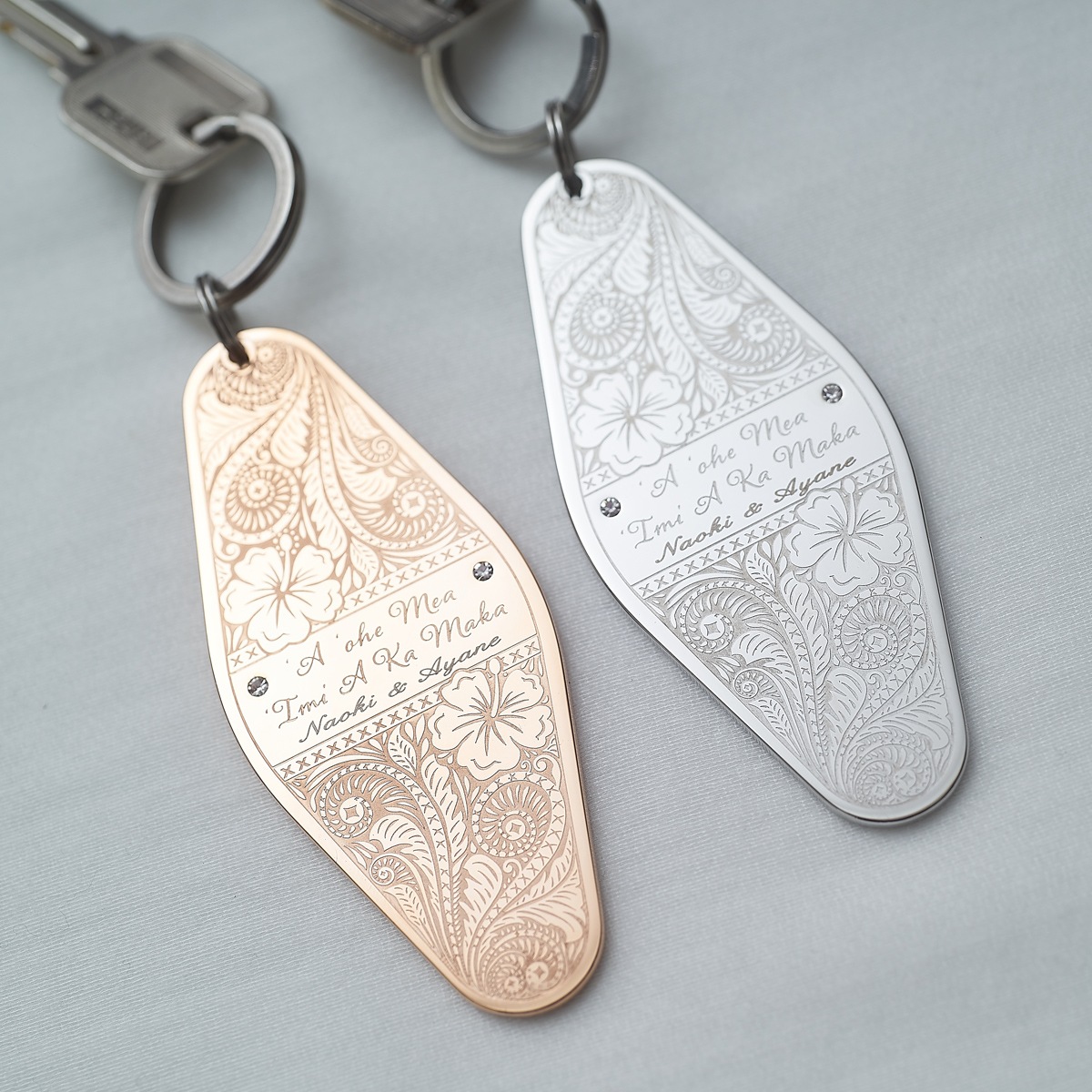 【ペア キーホルダー】 ホテル ルームキータイプの重厚ハワイアン・キーホルダー kla043 