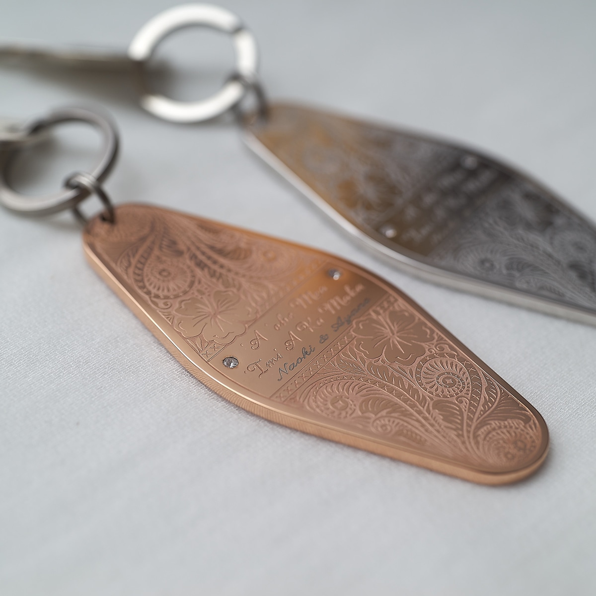 【ペア キーホルダー】 ホテル ルームキータイプの重厚ハワイアン・キーホルダー kla043 