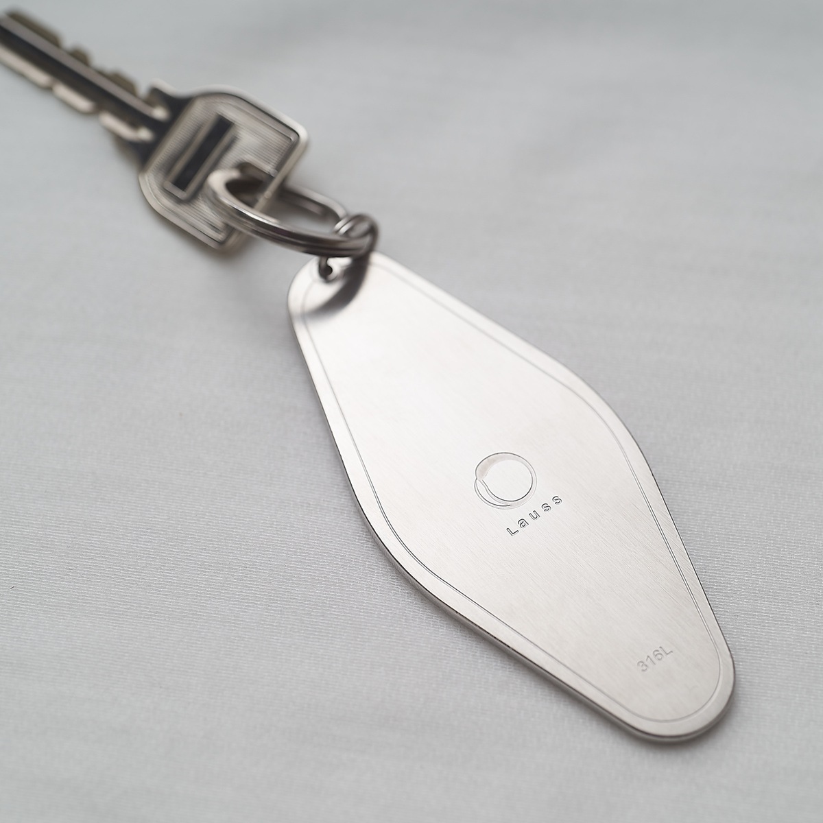 【ペア キーホルダー】 ホテル ルームキータイプの重厚ハワイアン・キーホルダー kla043 