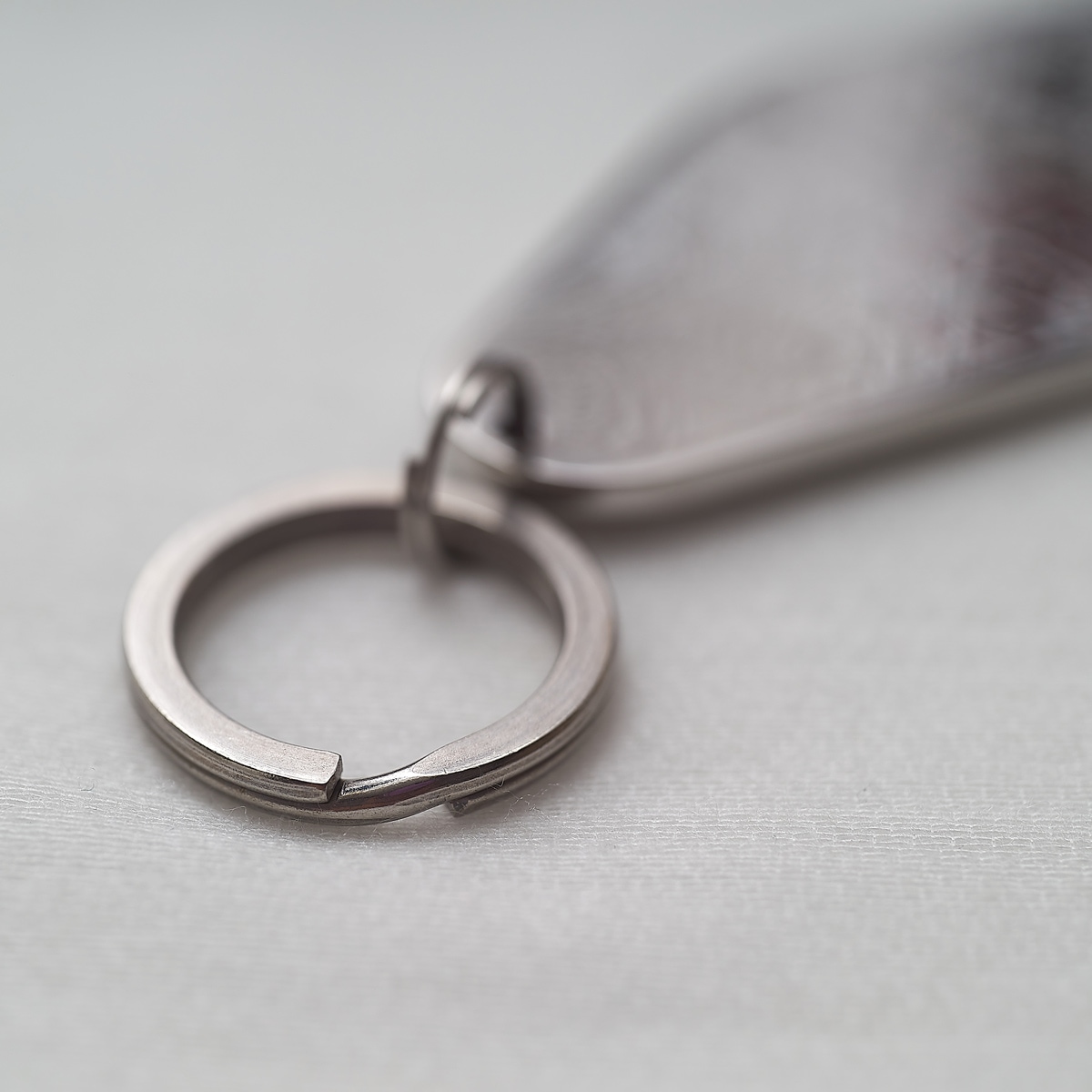 【ペア キーホルダー】 ホテル ルームキータイプの重厚ハワイアン・キーホルダー kla043 