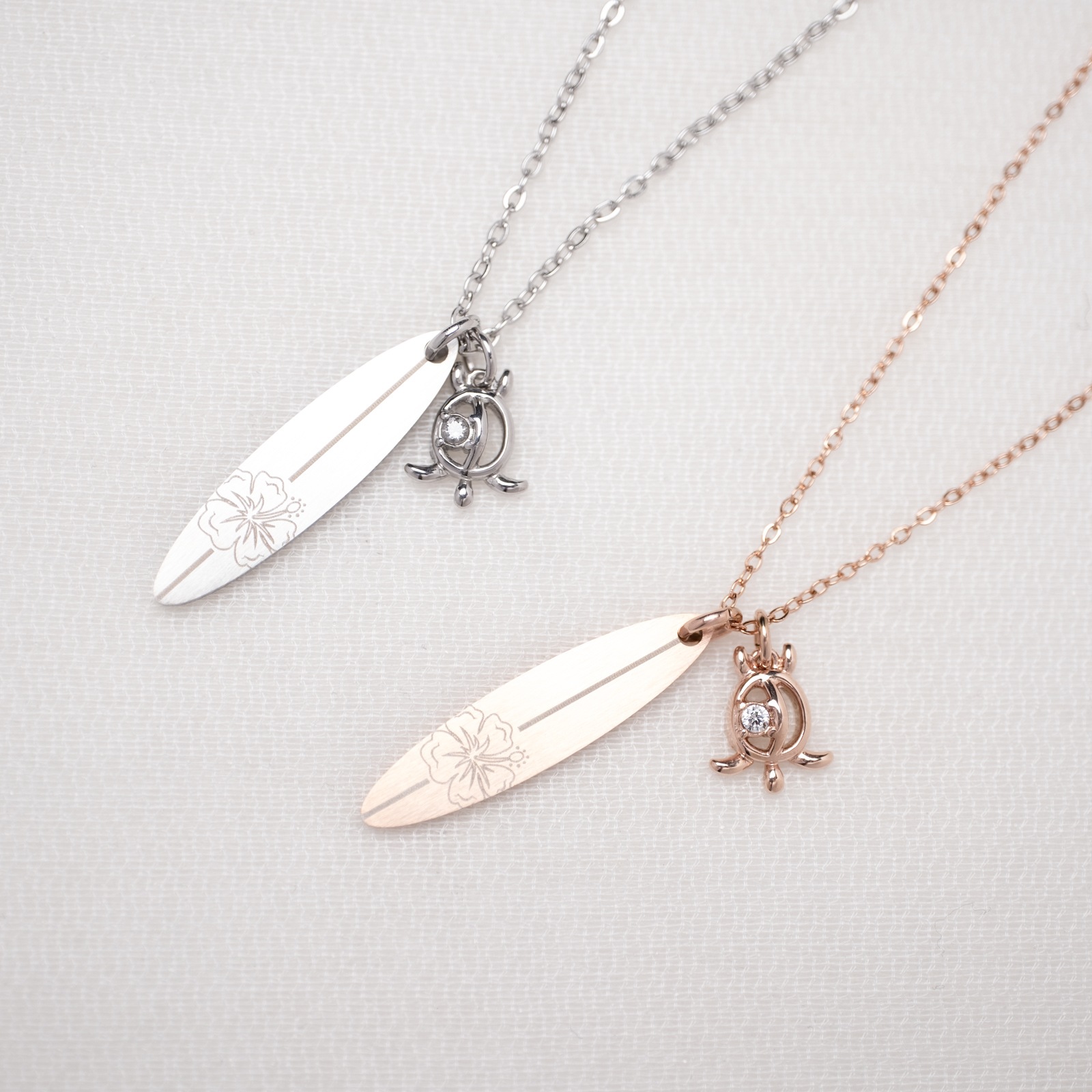 ハワイアン サーフボードとホヌのペアネックレス opp00075｜つけっぱなしOK｜刻印無料｜アレルギー対応