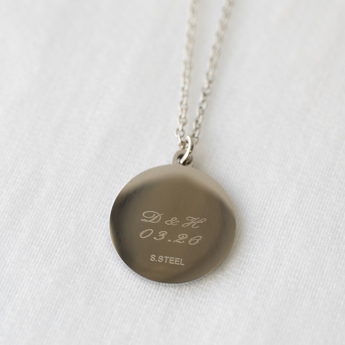 流麗な筆記体風のデザイン コインタイプのペアネックレス opp00077｜つけっぱなしOK｜刻印無料｜アレルギー対応｜単品注文可