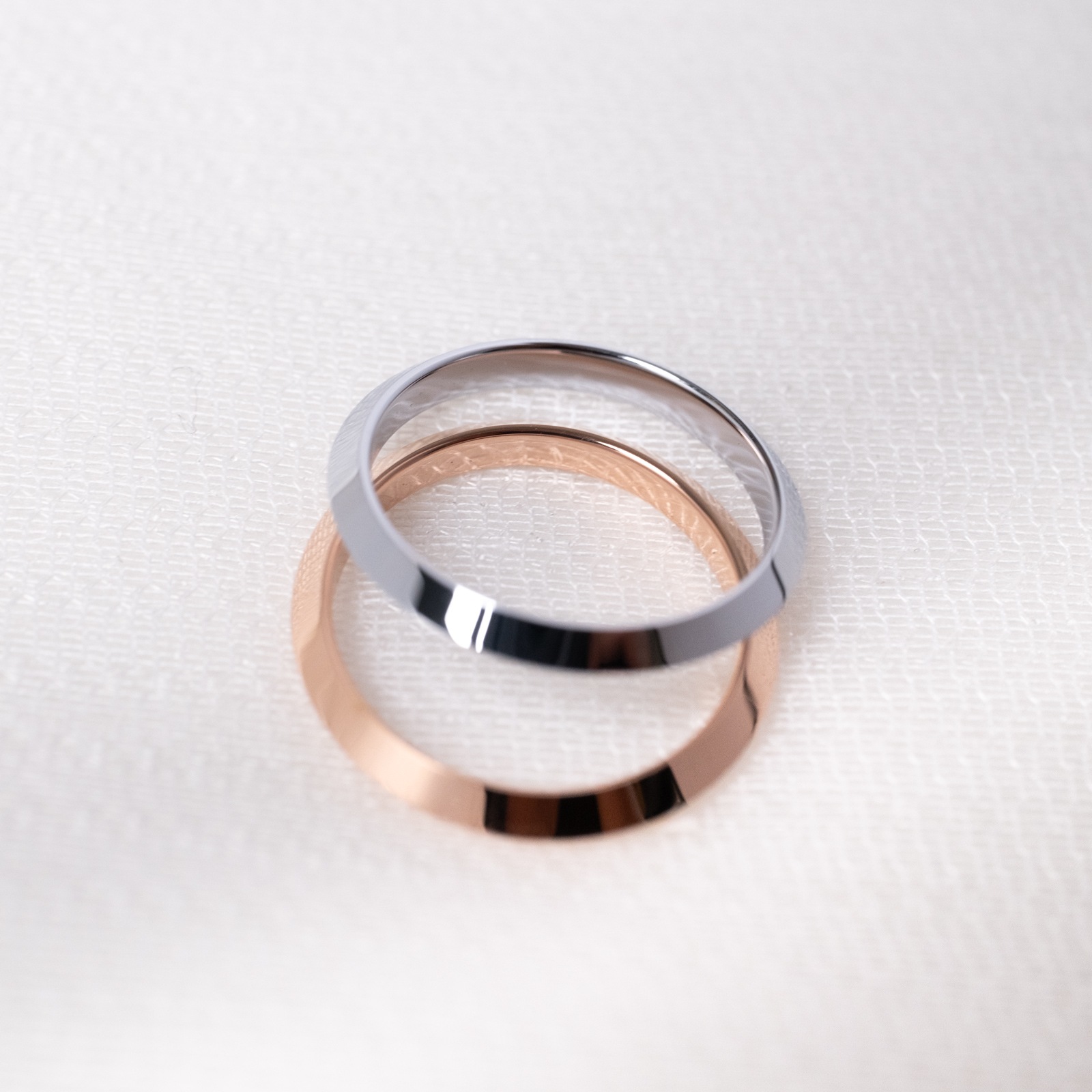 傷つきにくい 超硬タングステンのエッジィペアリング メッセージ彫刻 orp00110 つけっぱなしok アレルギー対応