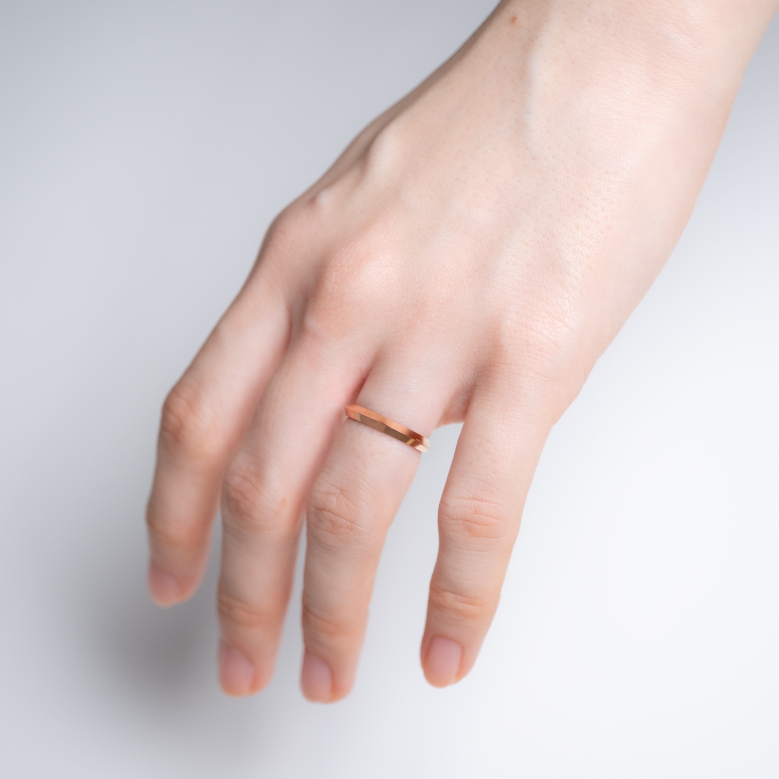 傷つきにくい 超硬タングステンのエッジィペアリング メッセージ彫刻 orp00110 つけっぱなしok アレルギー対応