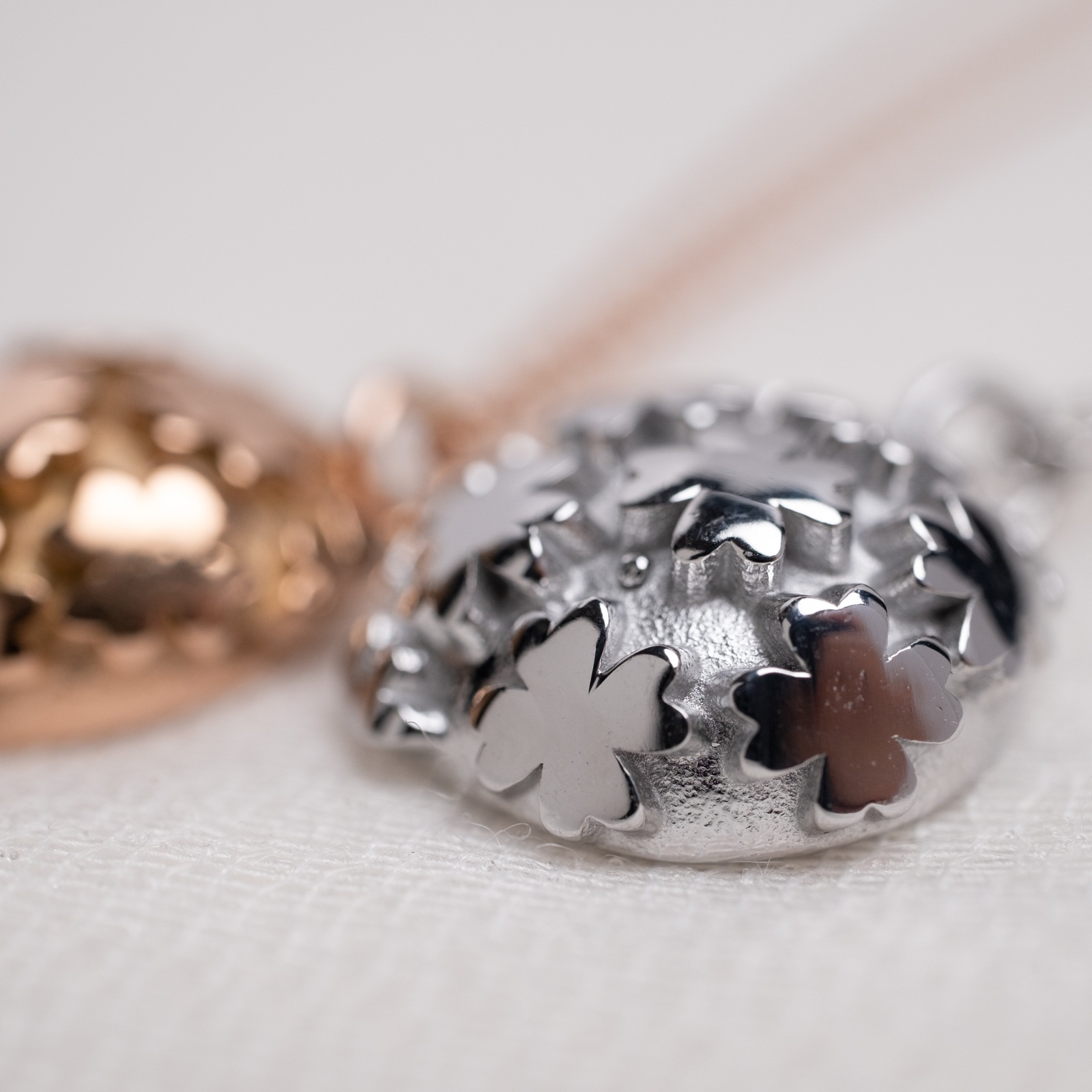 四葉のクローバーを敷き詰めたコンチョタイプのペアペンダント ペアネックレス サージカルステンレス つけっぱなしok アレルギー対応 opp00104