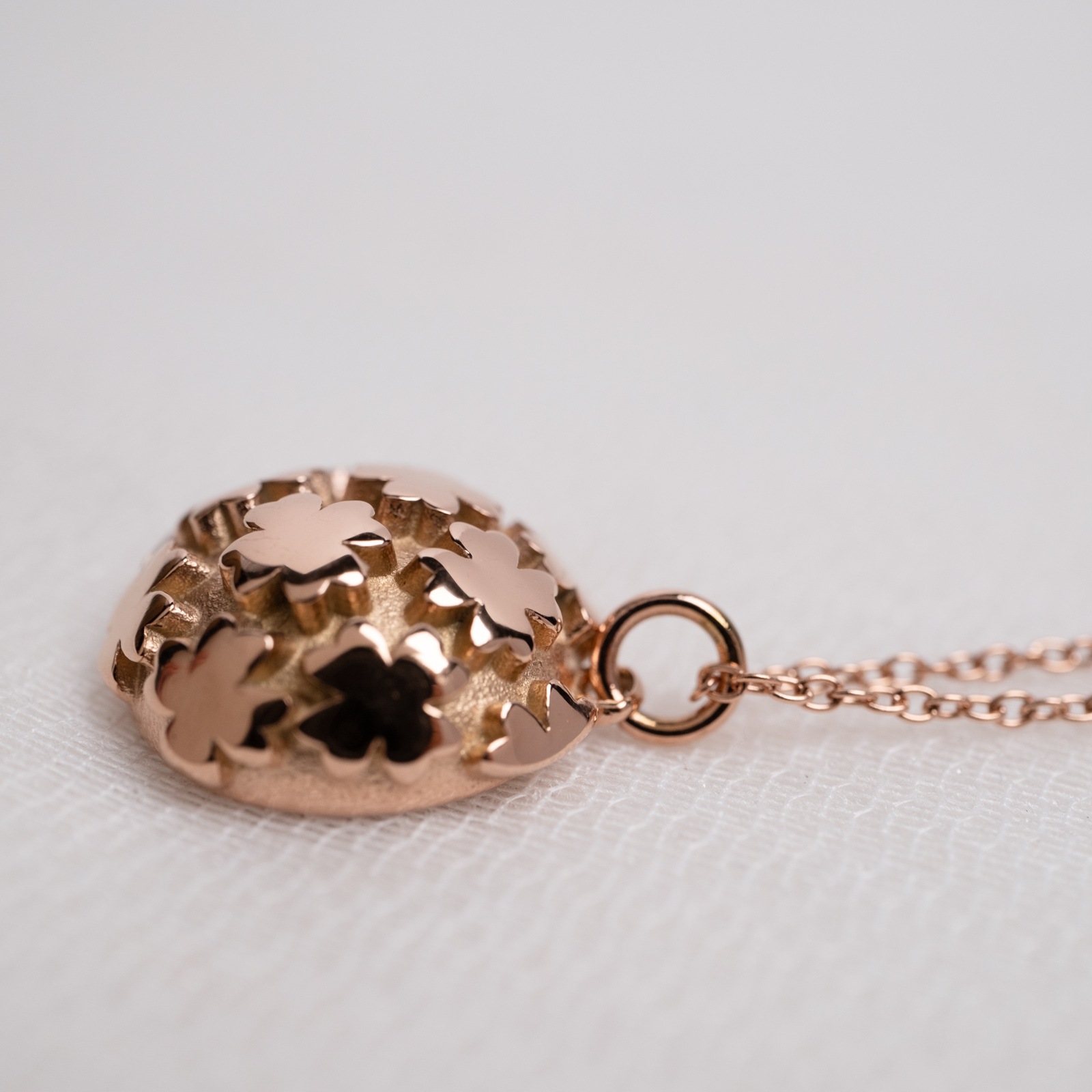 四葉のクローバーを敷き詰めたコンチョタイプのペアペンダント ペアネックレス サージカルステンレス つけっぱなしok アレルギー対応 opp00104