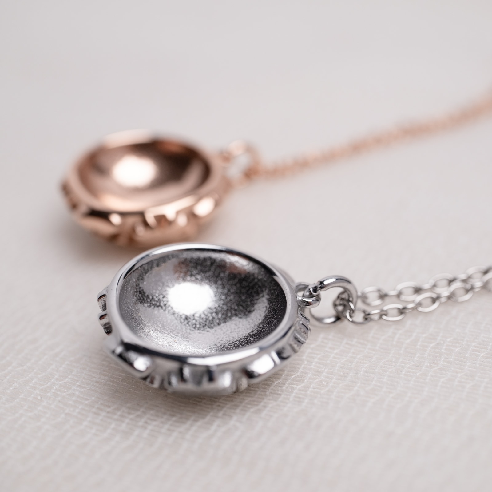 四葉のクローバーを敷き詰めたコンチョタイプのペアペンダント ペアネックレス サージカルステンレス つけっぱなしok アレルギー対応 opp00104