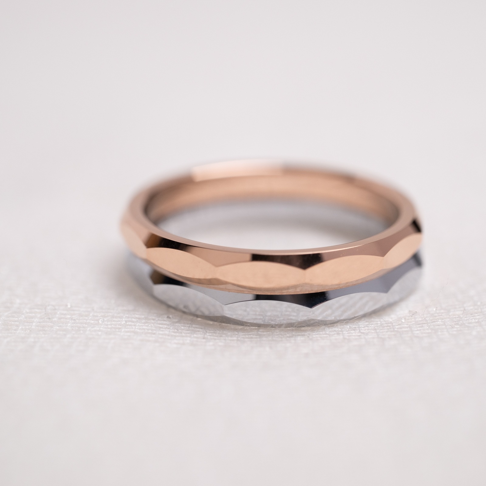 傷つきにくい 超硬タングステンのファセットペアリング メッセージ彫刻 つけっぱなしok アレルギー対応 キラキラ orp00111