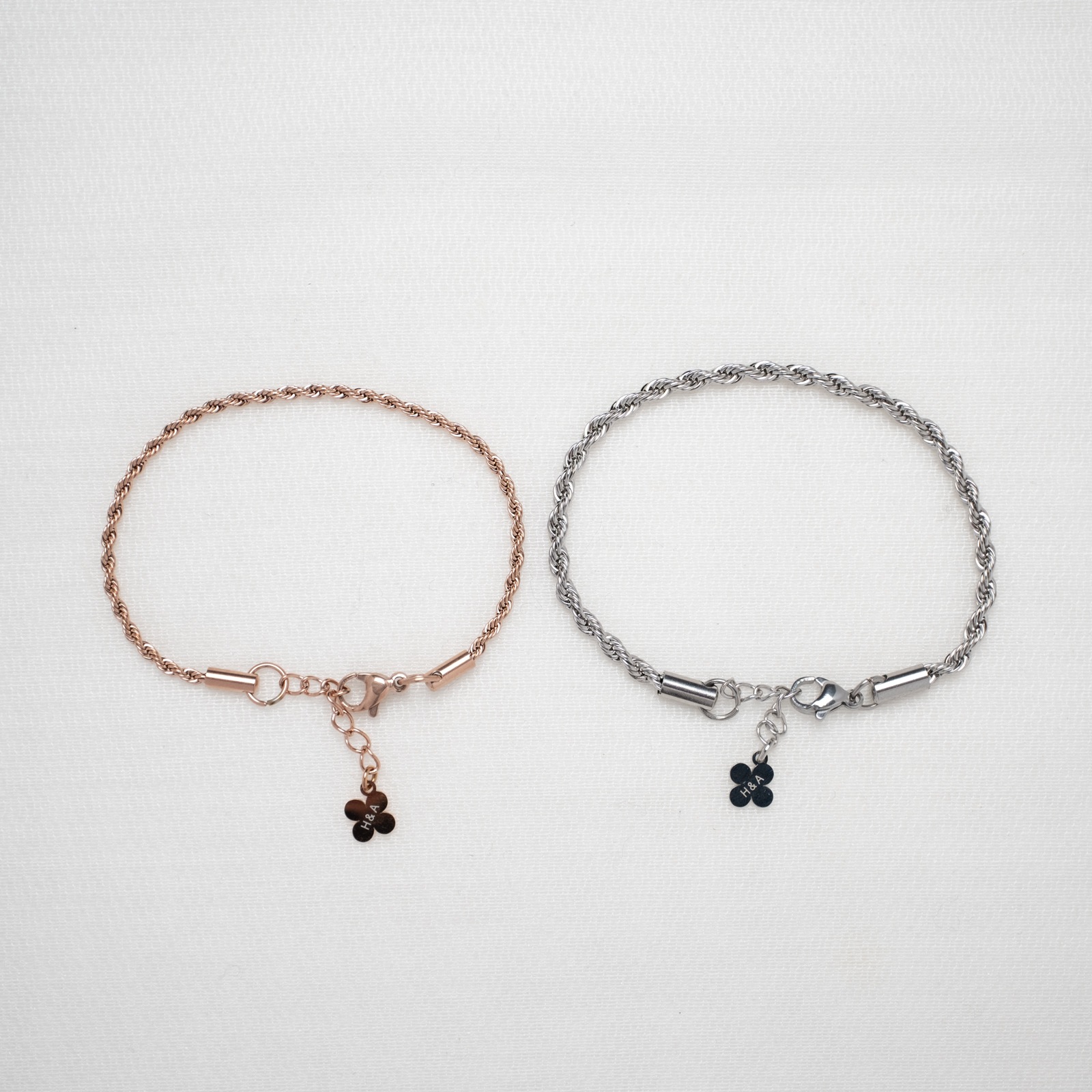 ロープチェーンのペアブレスレット/ペアアンクレット サージカルステンレス イニシャル・記念日彫刻 キラキラ klb086