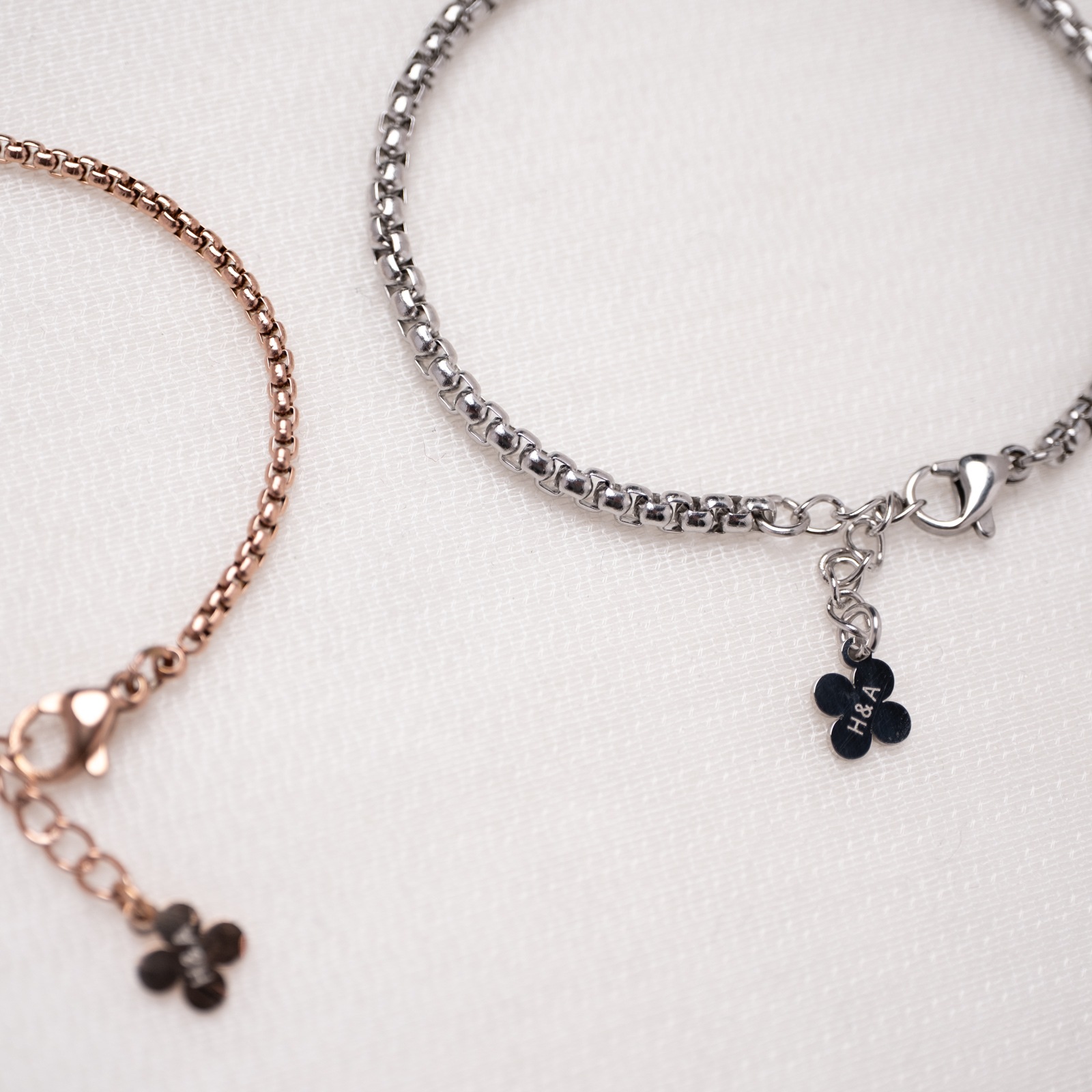 Rボックスチェーンのペアブレスレット サージカルステンレス イニシャル・記念日彫刻 つけっぱなしok klb087