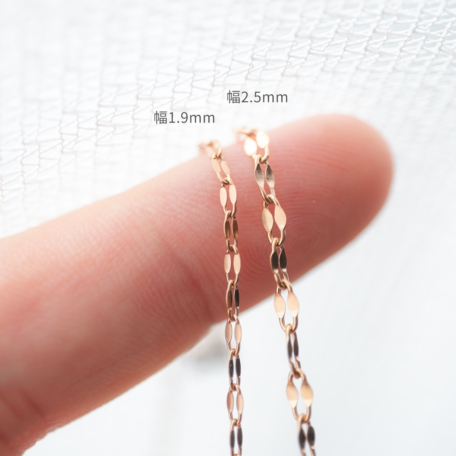 ペタル・チェーンのペアネックレス サージカルステンレス イニシャル・記念日彫刻 アレルギー対応 キラキラ opp00105