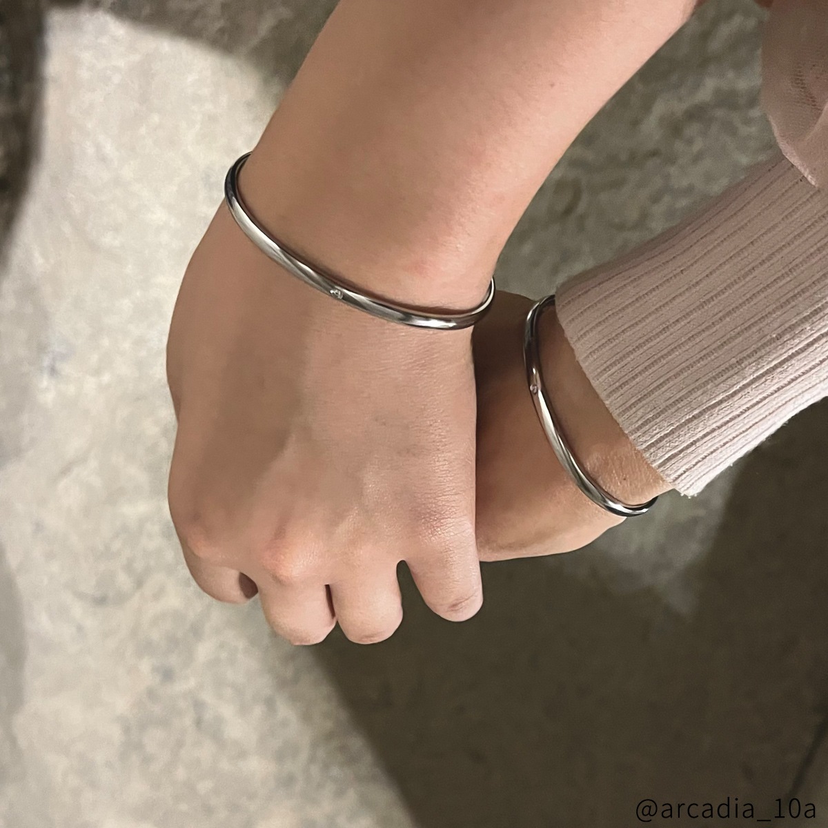 シンプルなスリム甲丸のペアバングル ネーム・記念日彫刻 ブレスレット klb056 つけっぱなしok アレルギー対応