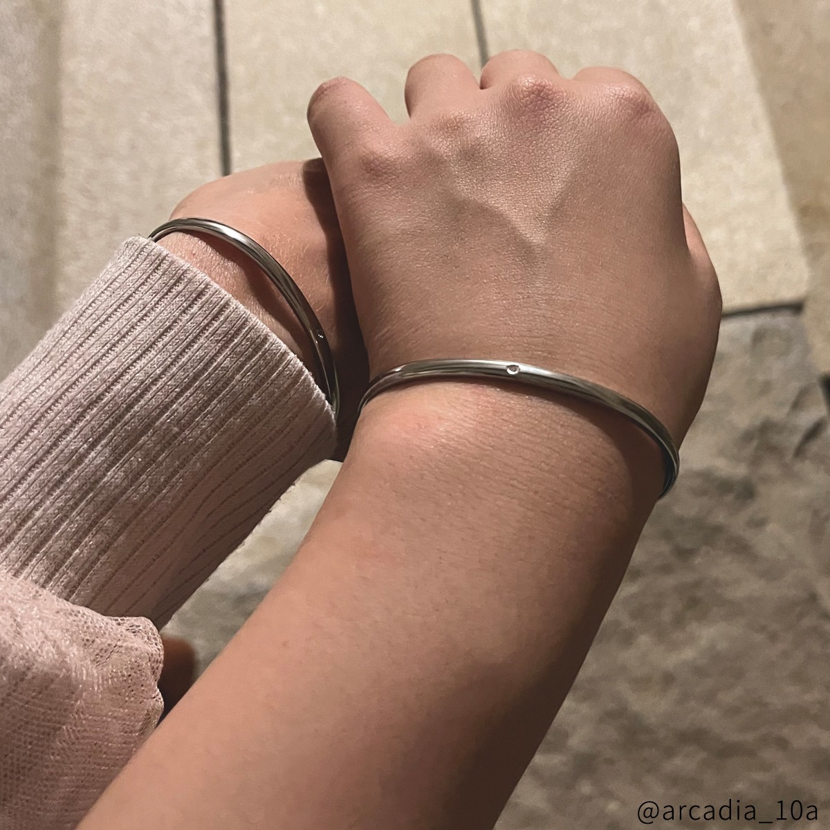 シンプルなスリム甲丸のペアバングル ネーム・記念日彫刻 ブレスレット klb056 つけっぱなしok アレルギー対応