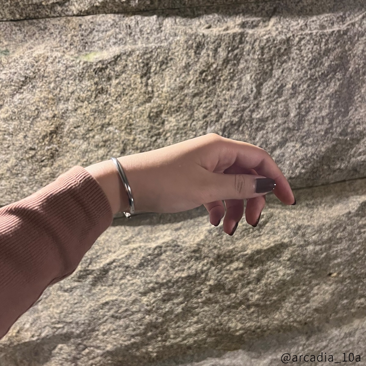 シンプルなスリム甲丸のペアバングル ネーム・記念日彫刻 ブレスレット klb056 つけっぱなしok アレルギー対応