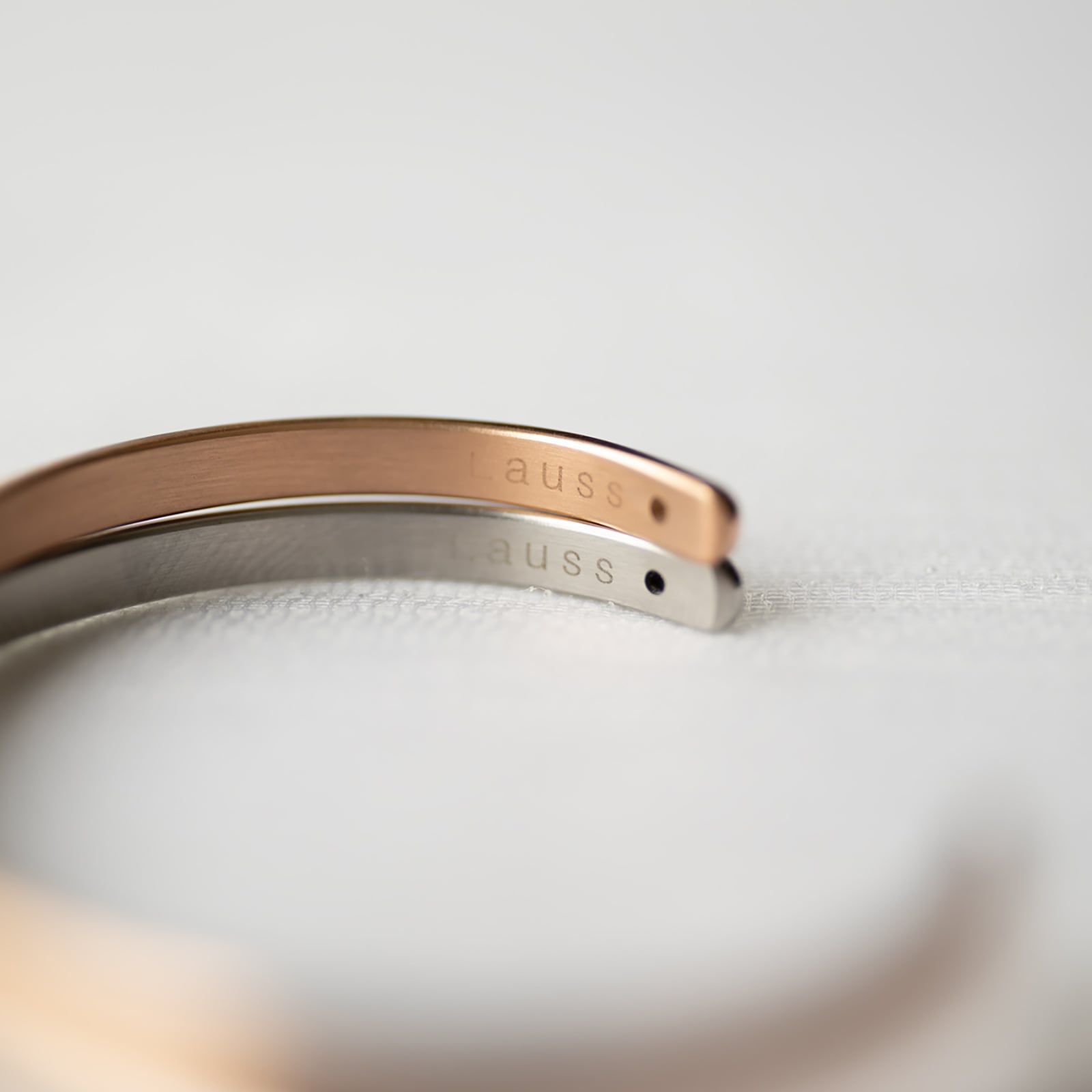 シンプルなスリム甲丸のペアバングル ネーム・記念日彫刻 ブレスレット klb056 つけっぱなしok アレルギー対応