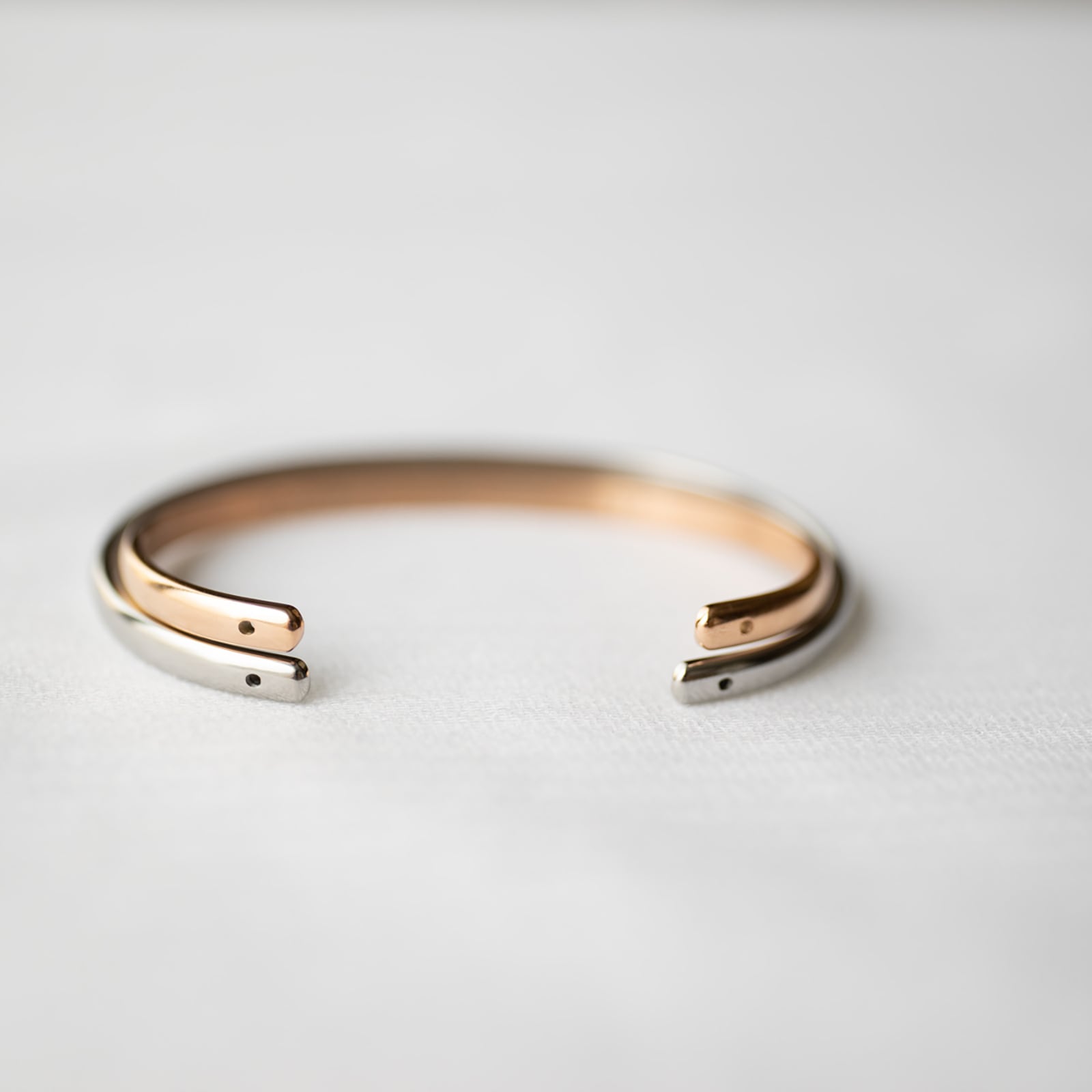 シンプルなスリム甲丸のペアバングル ネーム・記念日彫刻 ブレスレット klb056 つけっぱなしok アレルギー対応