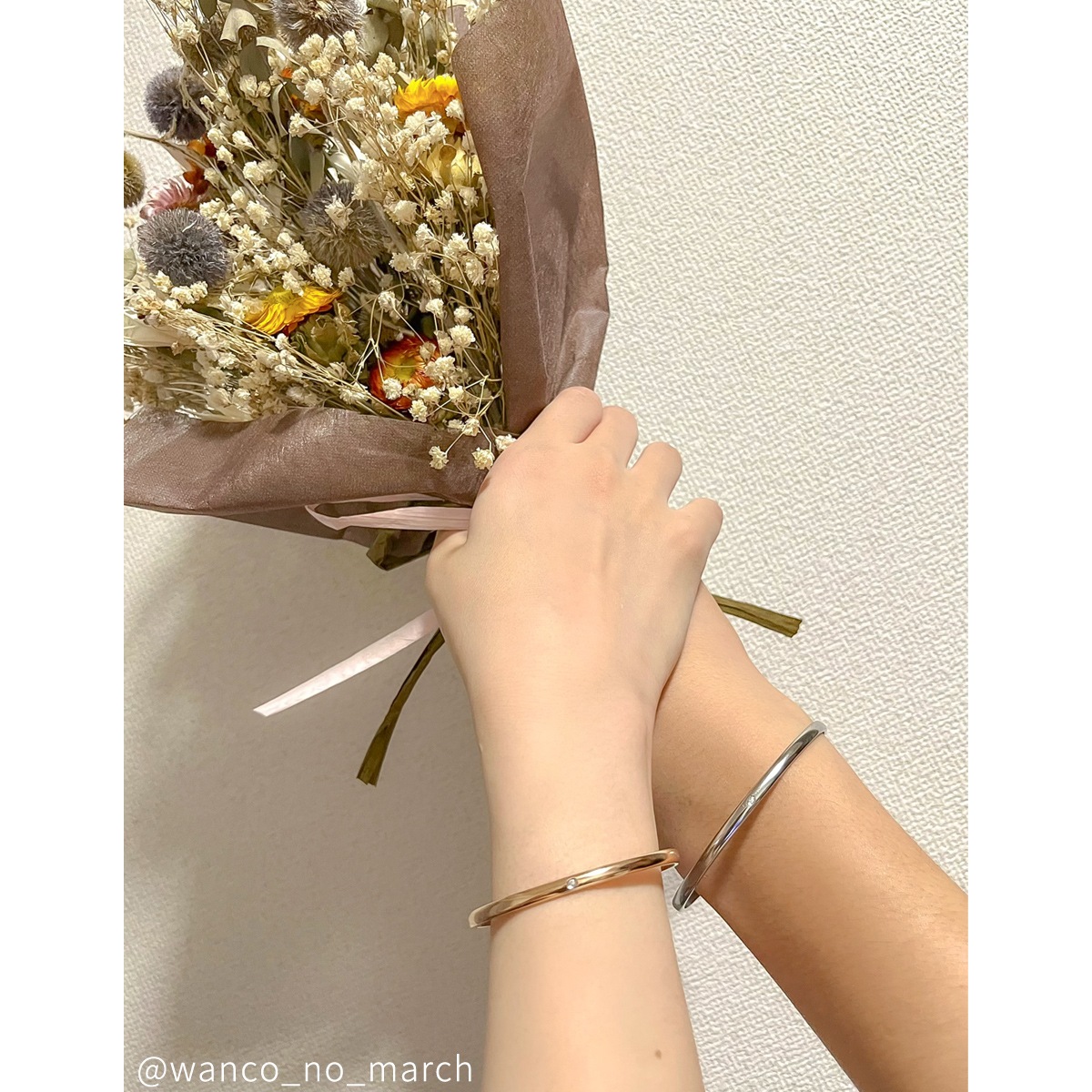 シンプルなスリム甲丸のペアバングル ネーム・記念日彫刻 ブレスレット klb056 つけっぱなしok アレルギー対応